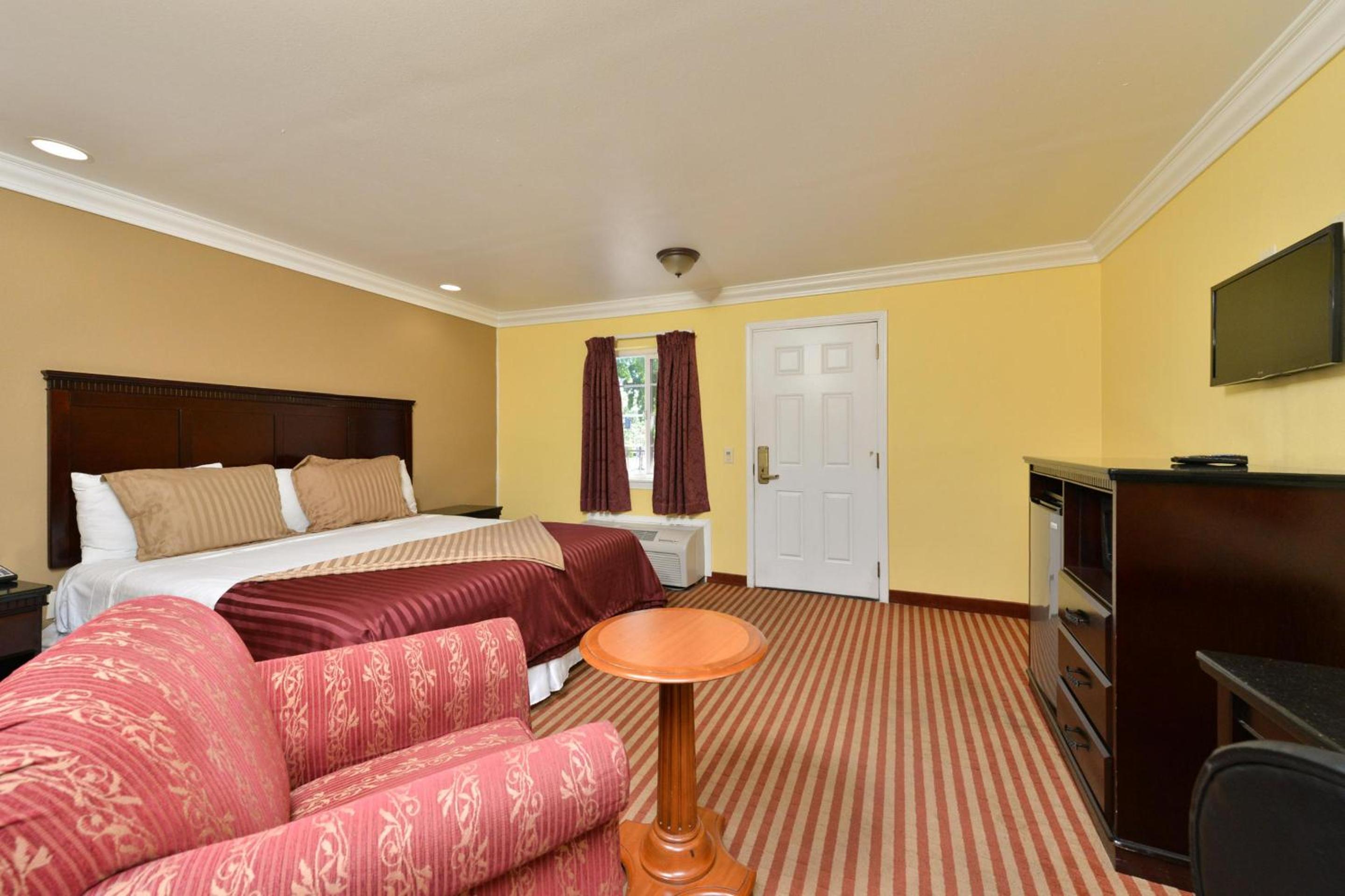 King Bed with Kitchenette Non-Smoking - Photo 3