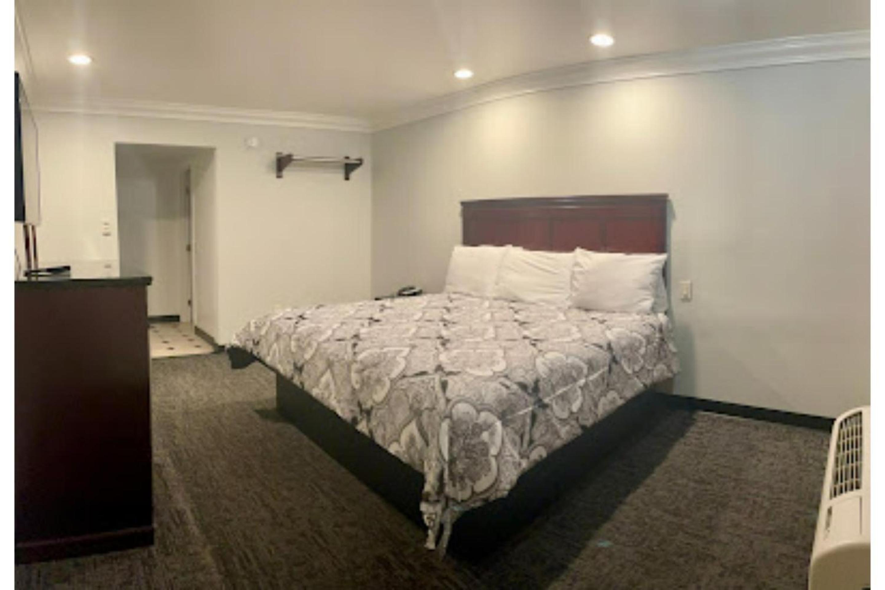 Queen Bed Non-Smoking - Photo 5