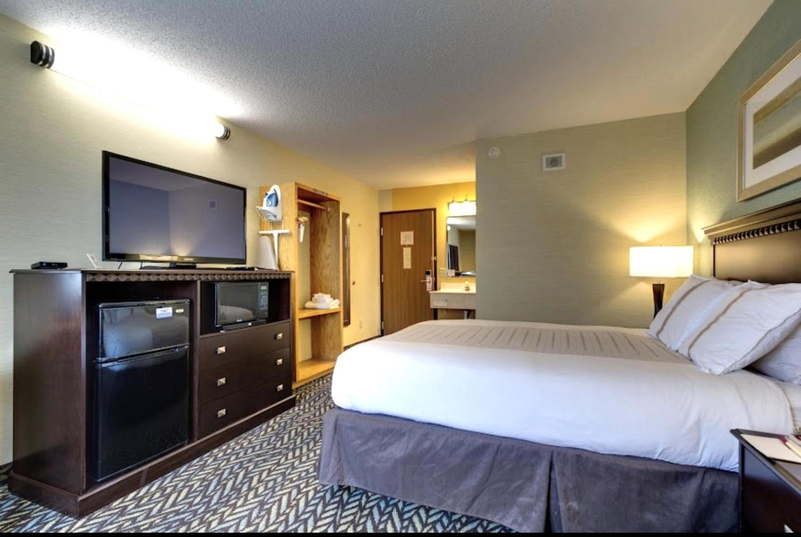 Queen Bed Accessible Non-Smoking photo 3