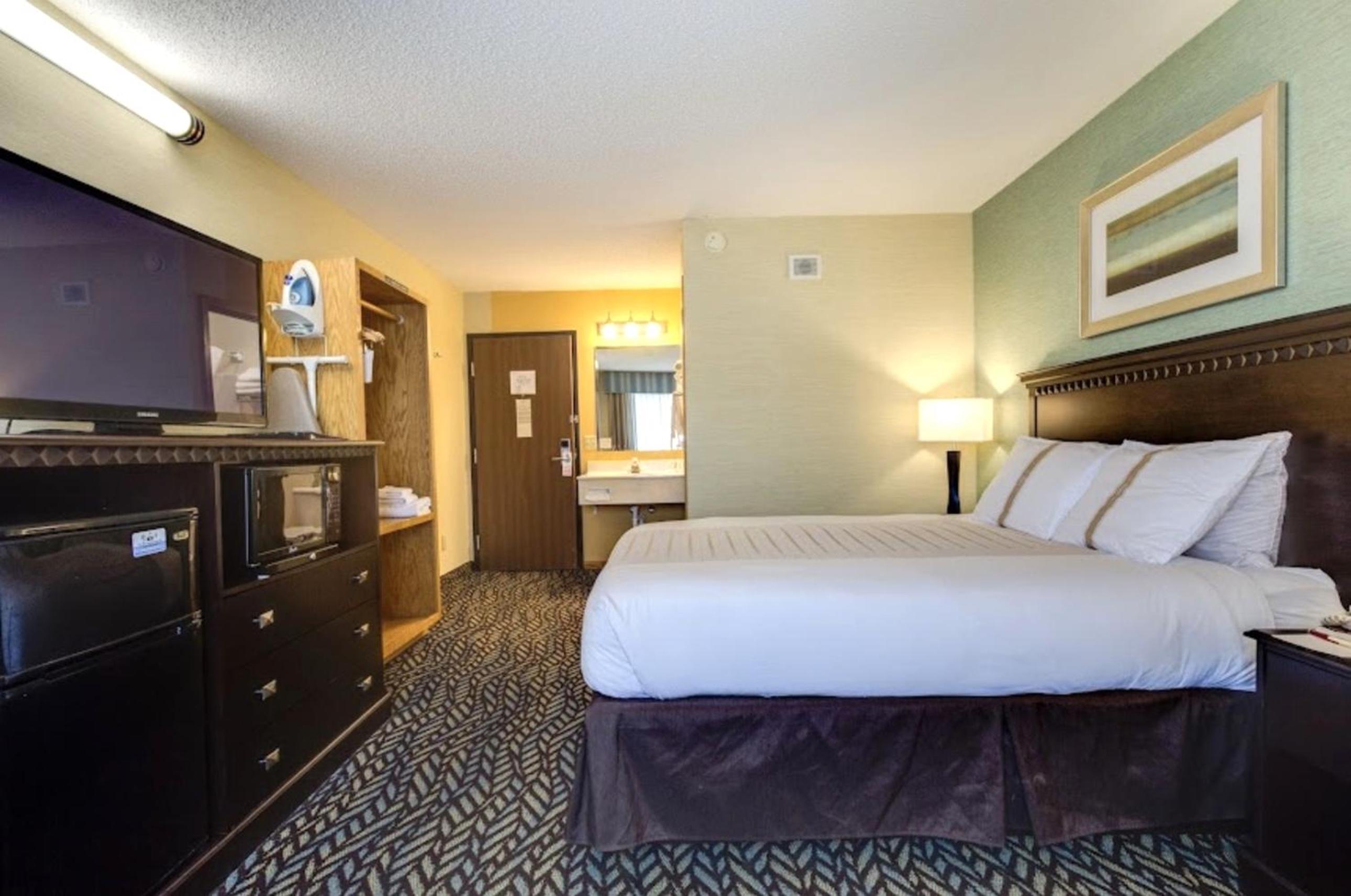 Queen Bed Accessible Non-Smoking photo 2