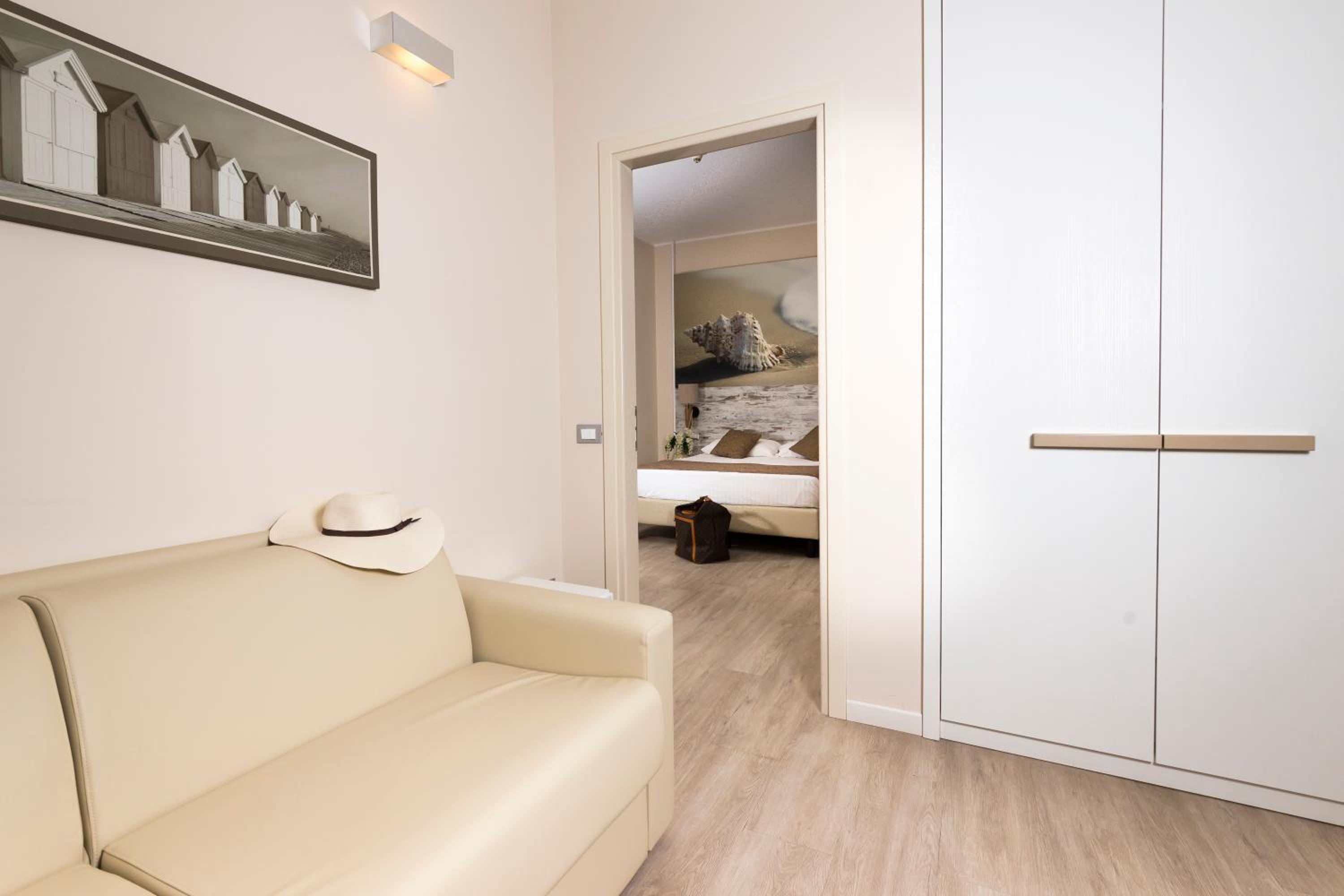 Junior Suite with Sea View - Photo 2
