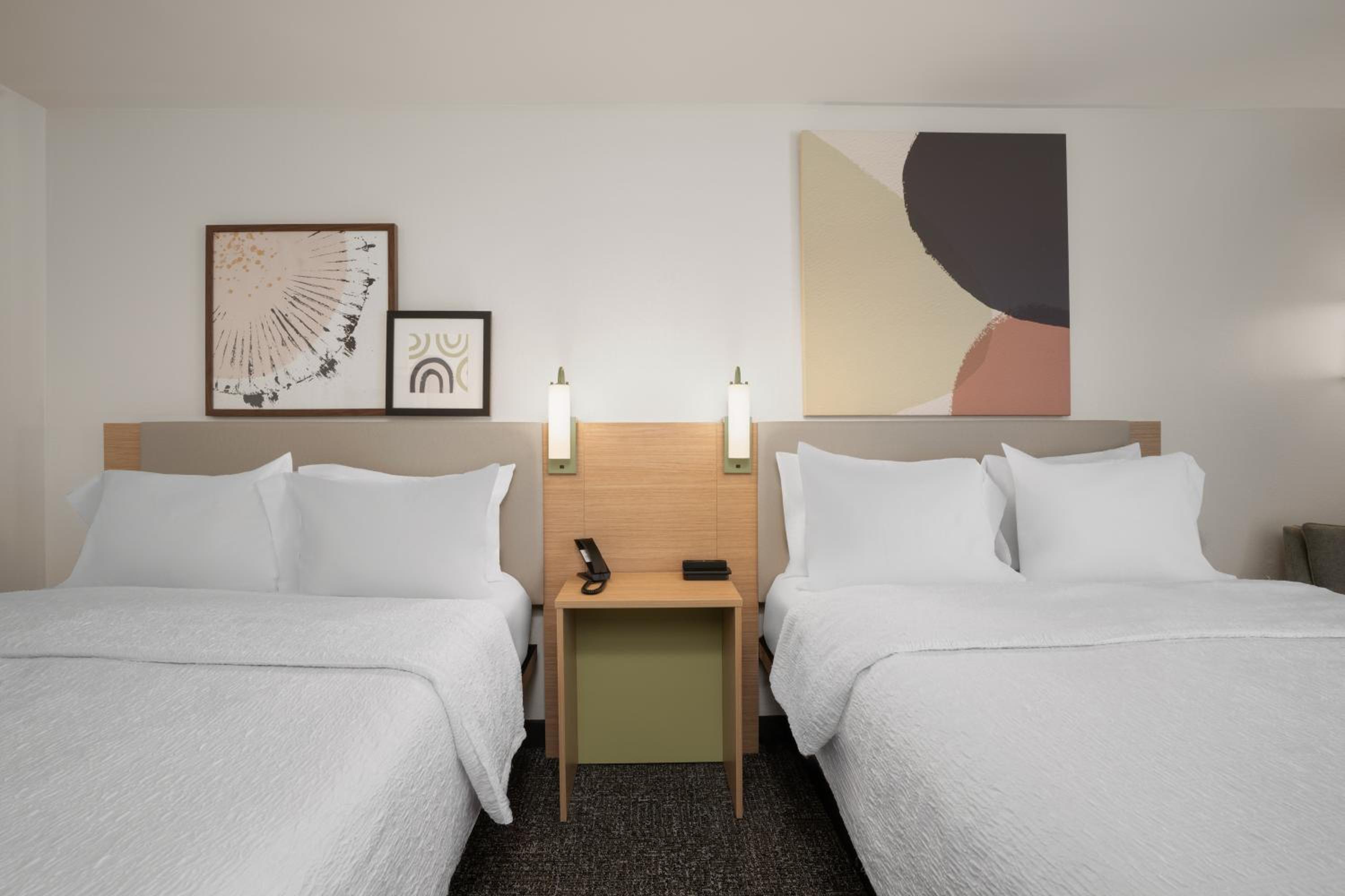 Queen Room with Two Queen Beds - Photo 8
