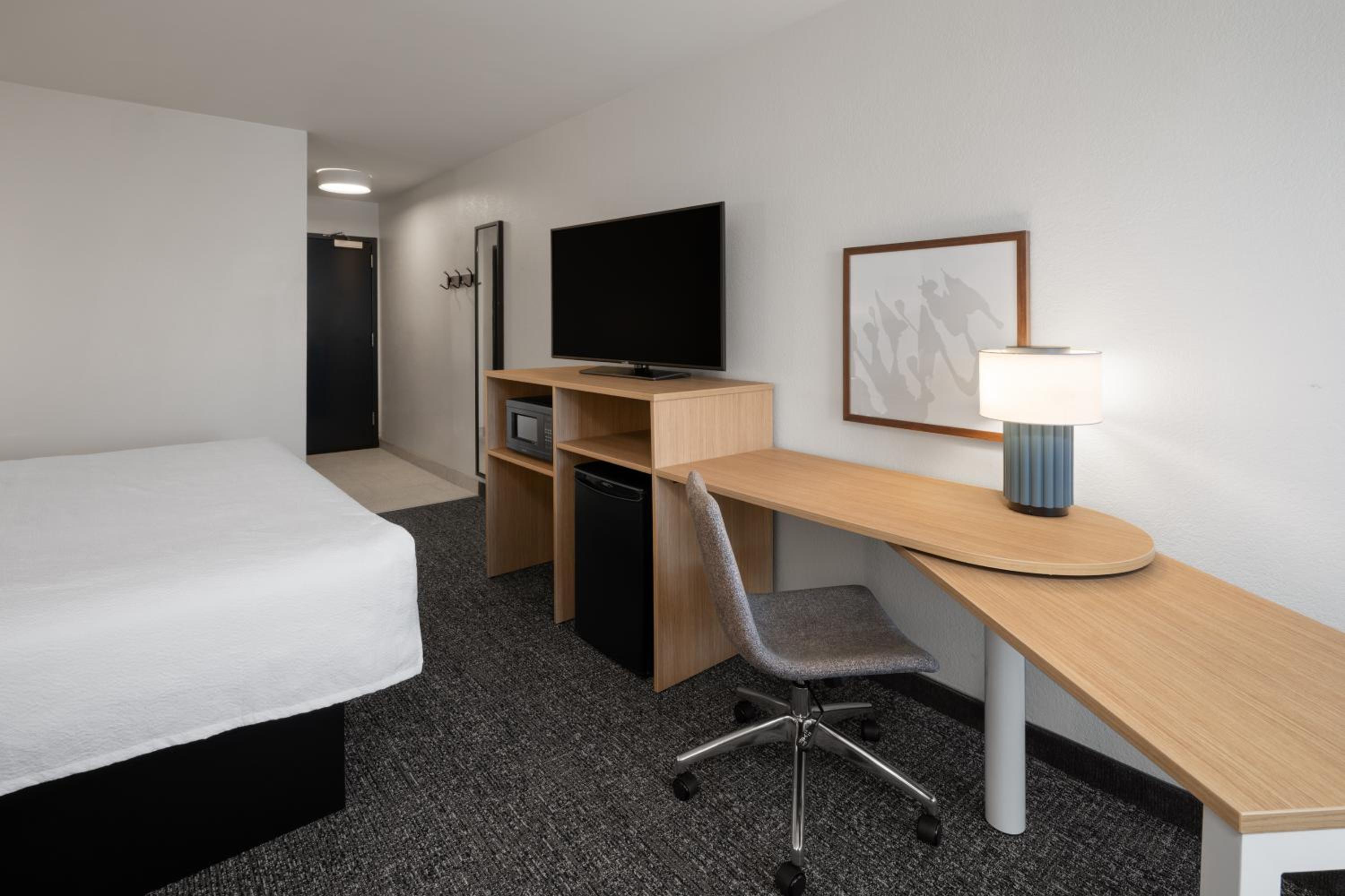 King Room with Sofa Bed - Non-Smoking - Photo 5