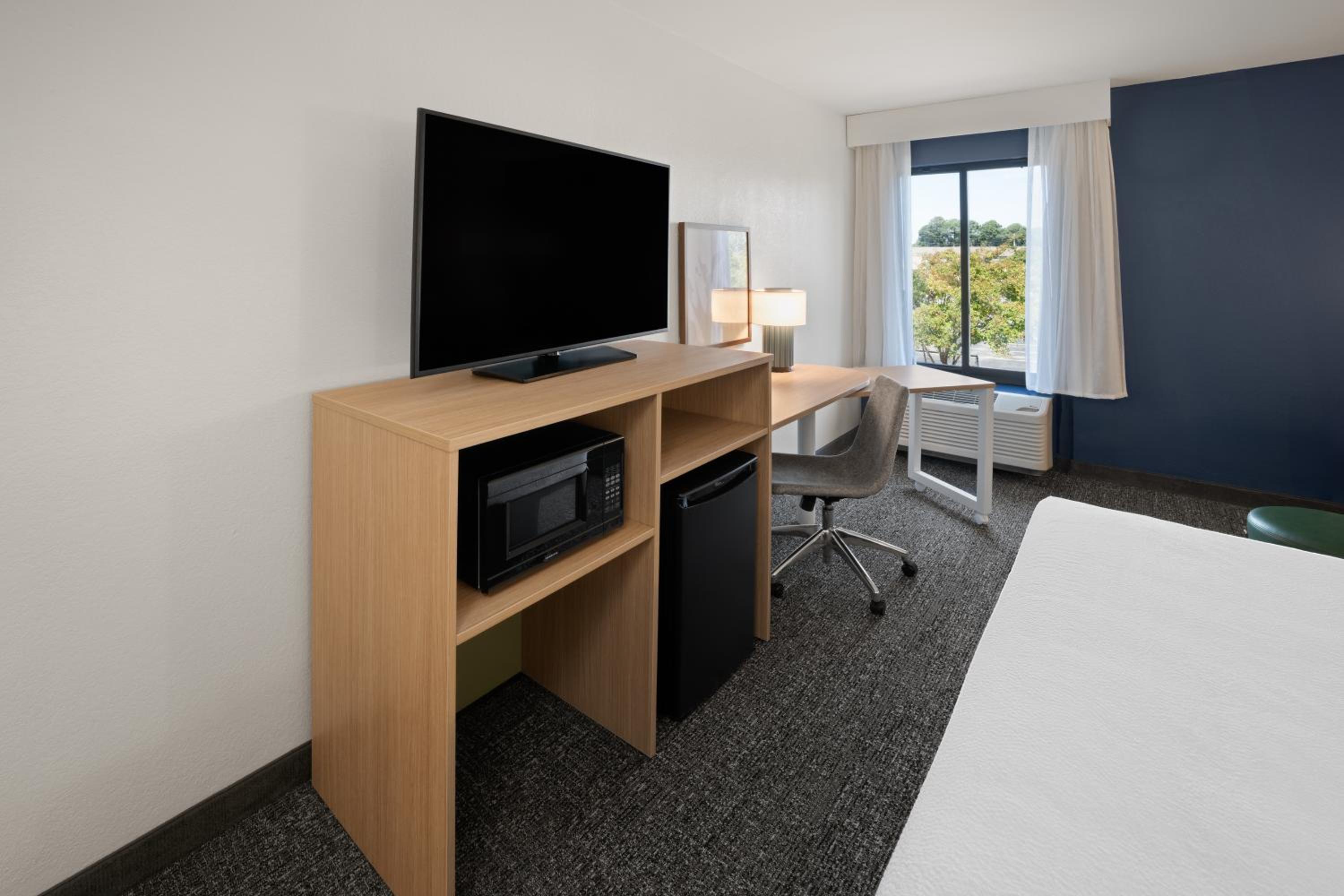 King Room with Sofa Bed - Non-Smoking - Photo 6