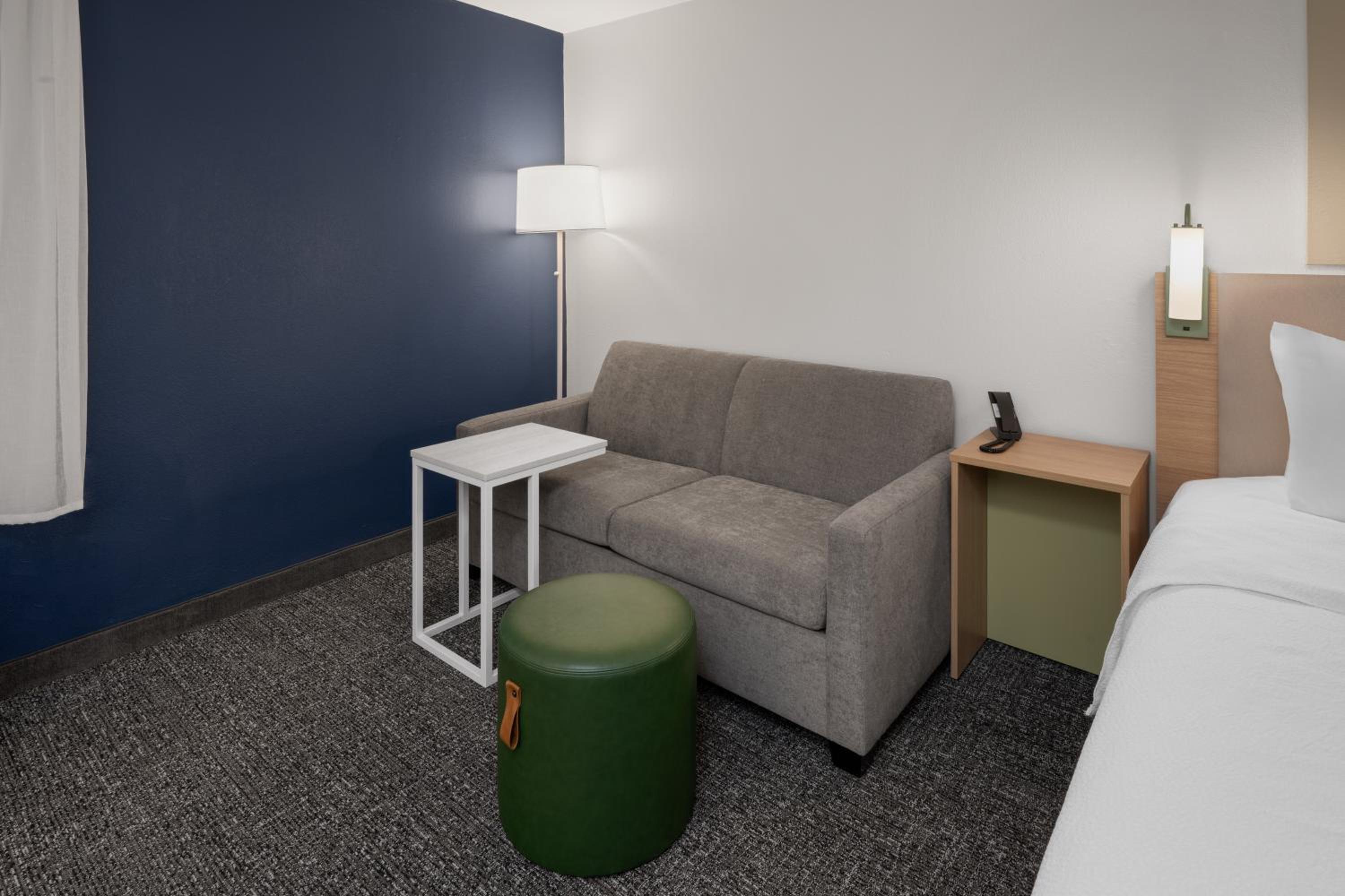 King Room with Sofa Bed - Non-Smoking - Photo 7
