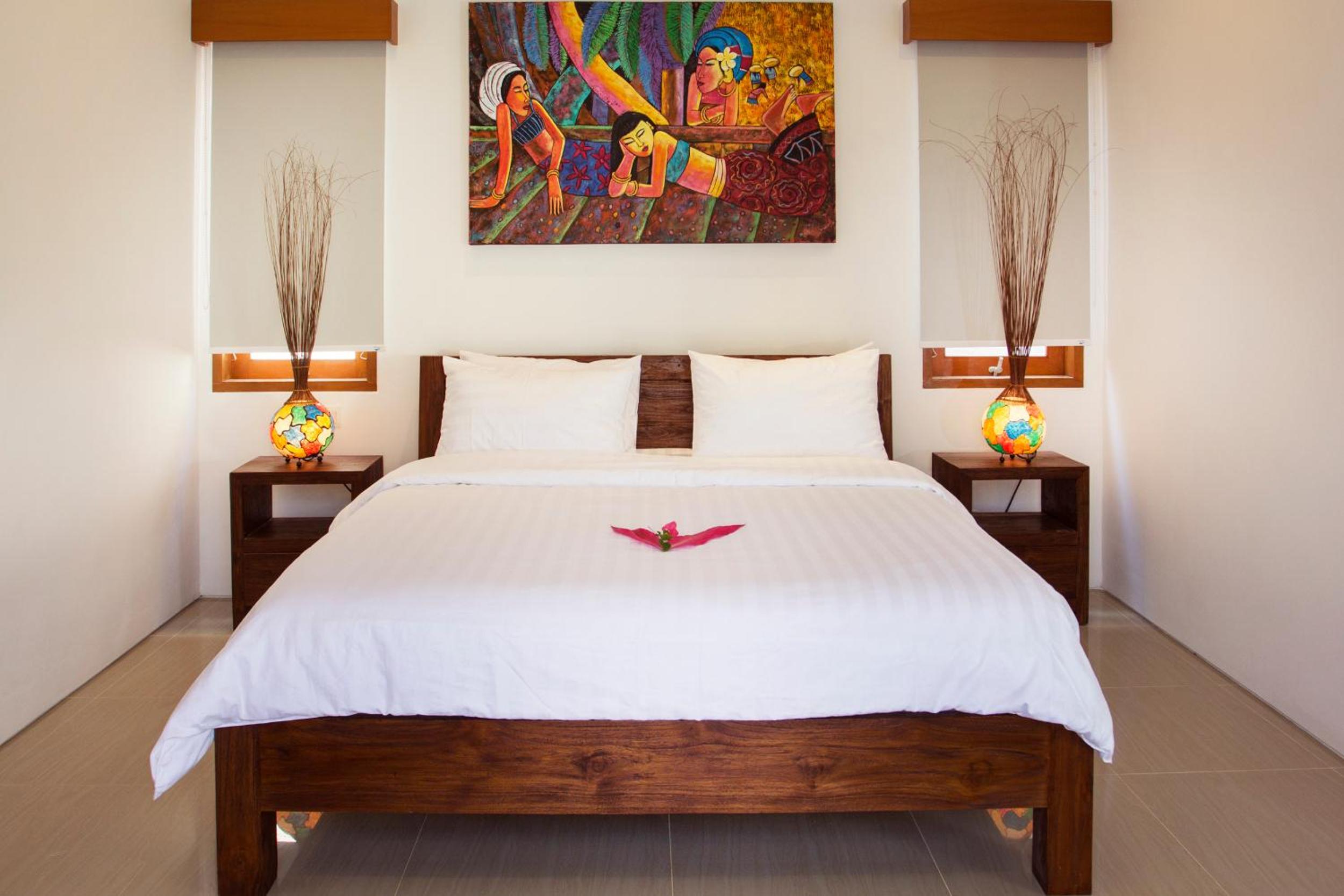 Three-Bedroom Villa with Private Pool and Garden - Photo 6