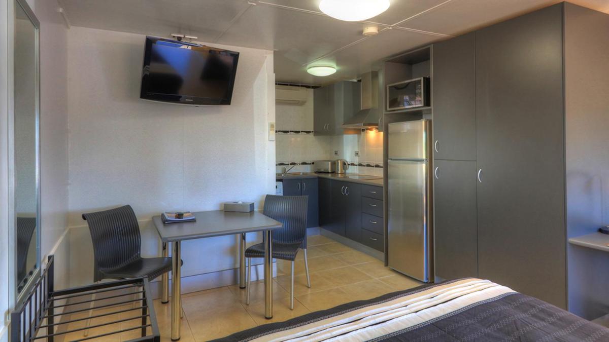 Studio Apartment - Photo 2