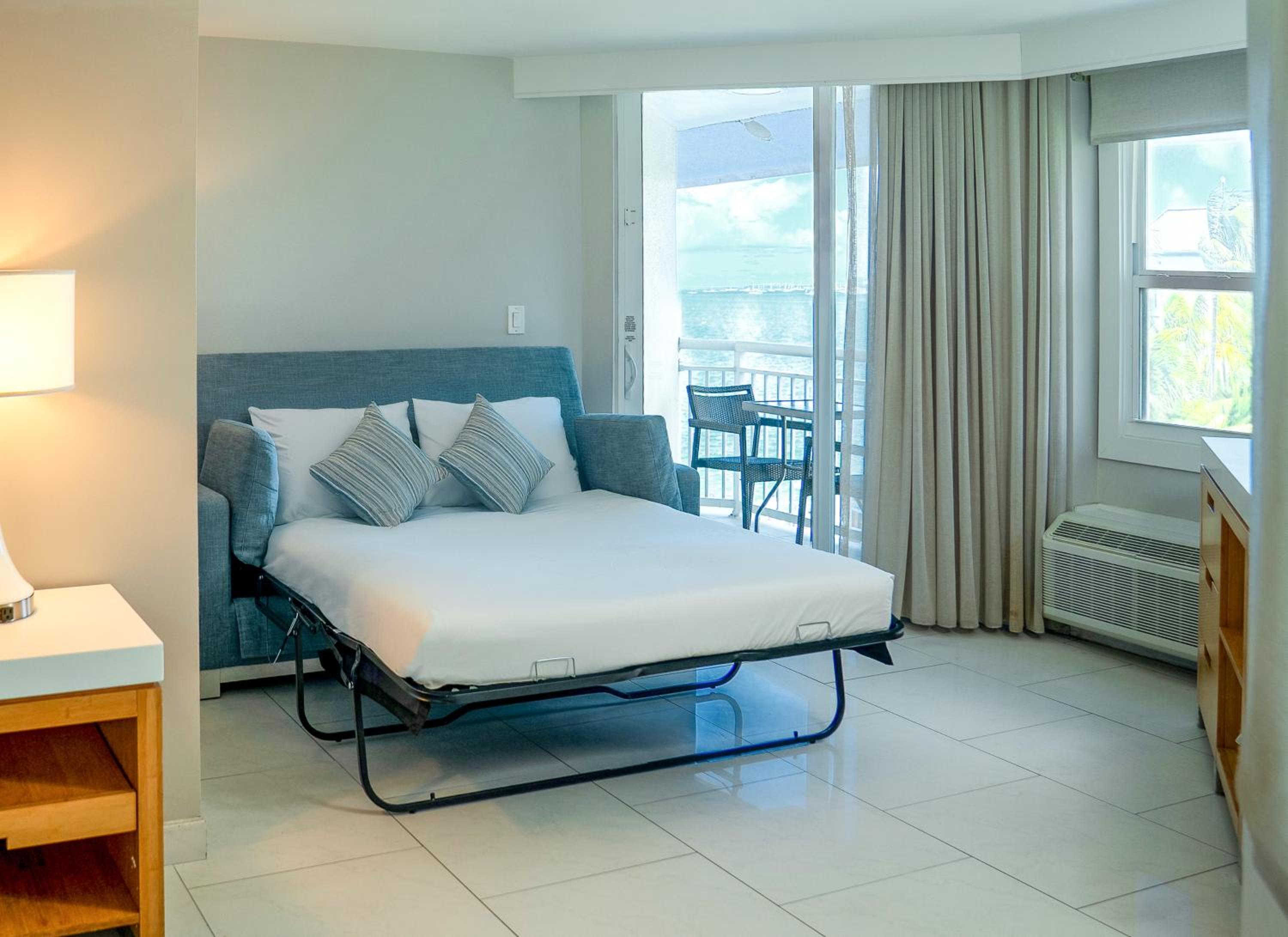 King Room with Sofa Bed - Photo 5