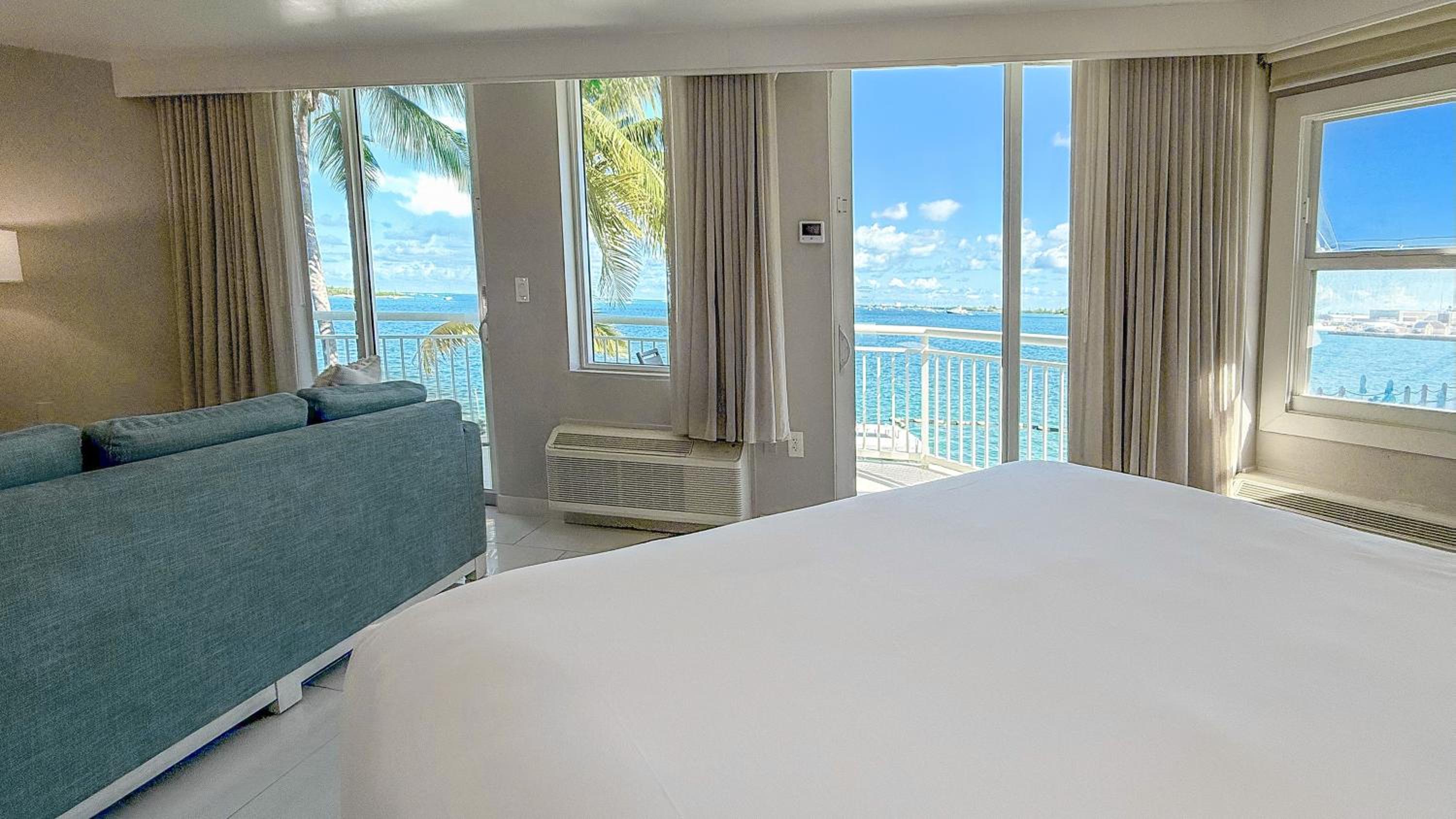Premium King Room with Ocean View - Photo 4