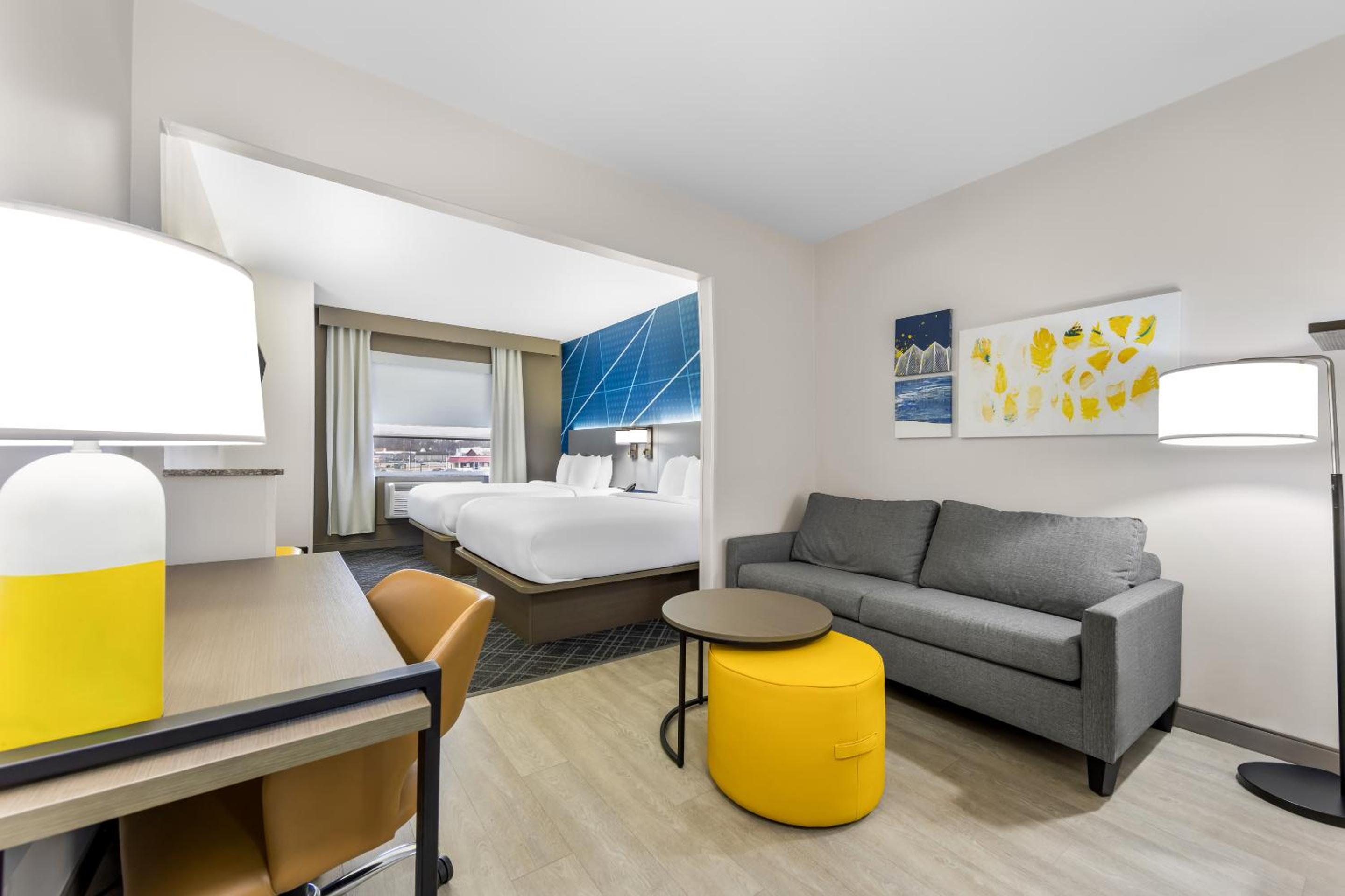Queen Suite with Two Queen Beds - Non-Smoking - Photo 1