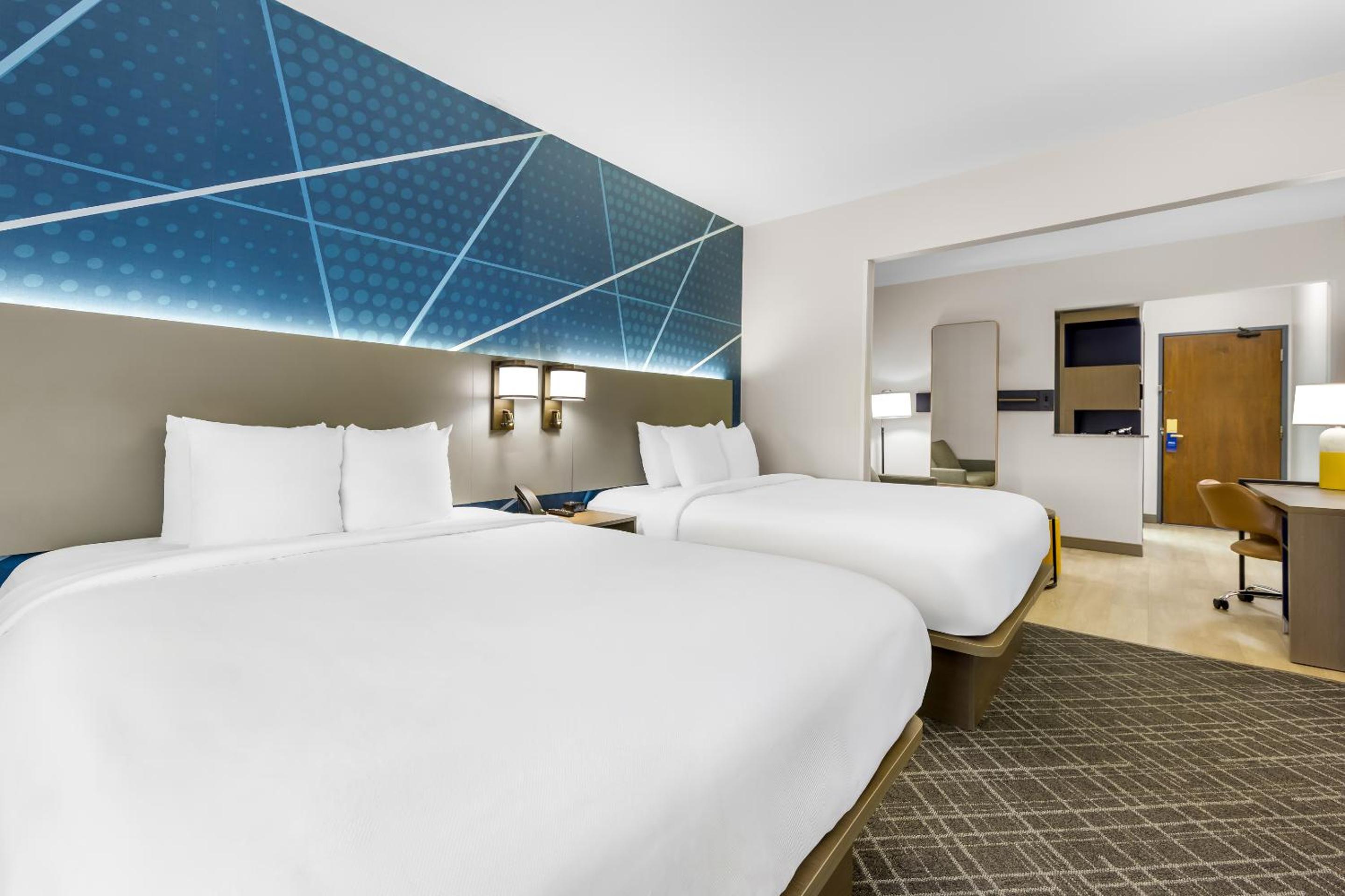 Queen Suite with Two Queen Beds - Non-Smoking - Photo 4