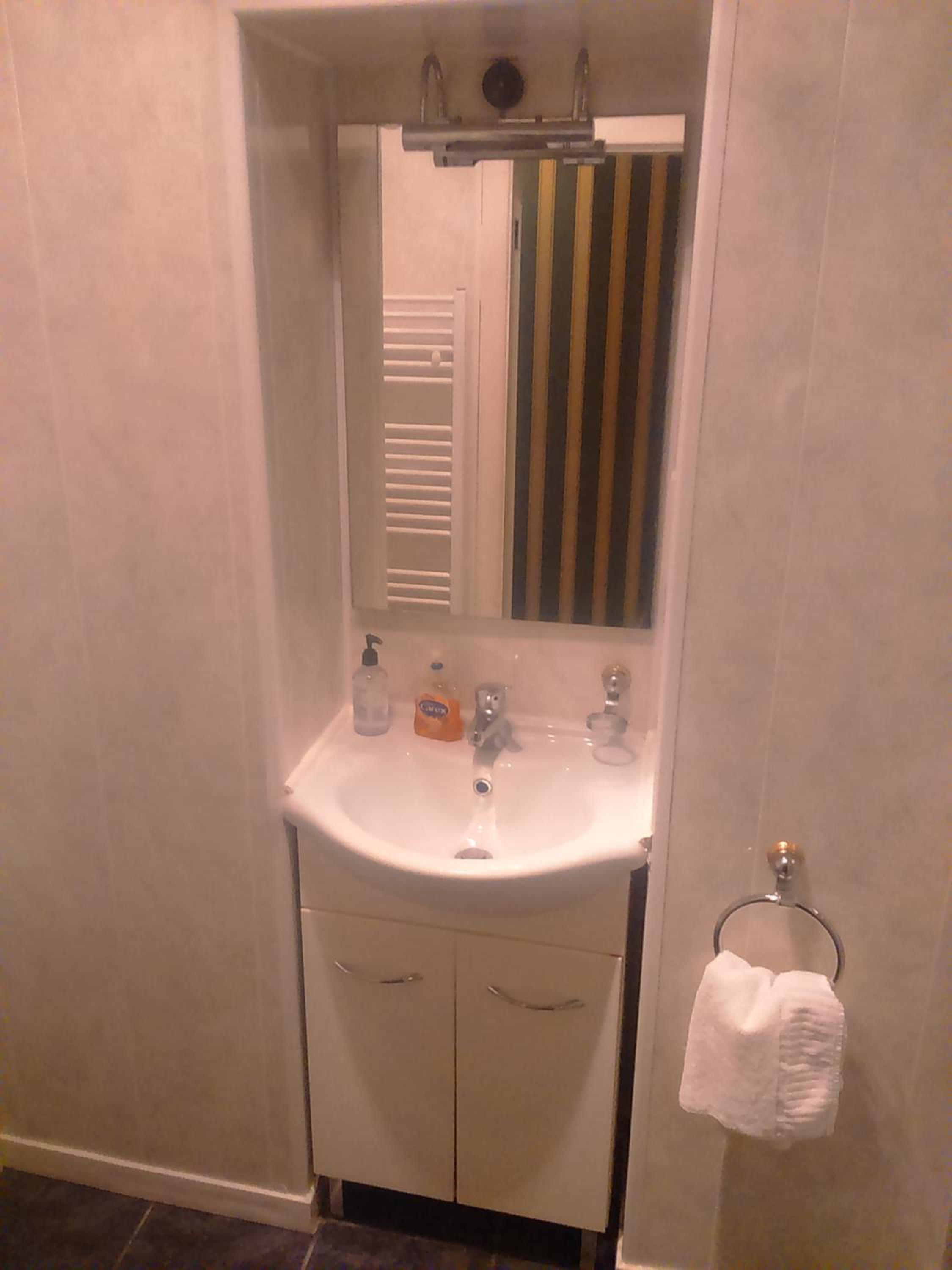 Single Room with Private Bathroom photo 2