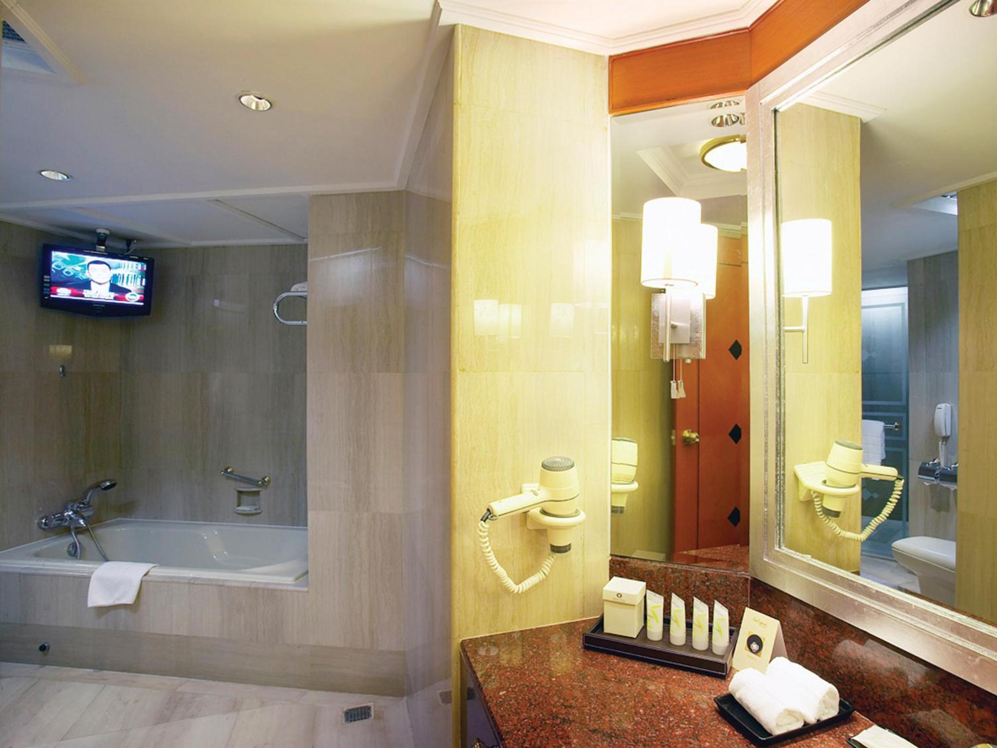 Premier Executive Suite - Photo 5