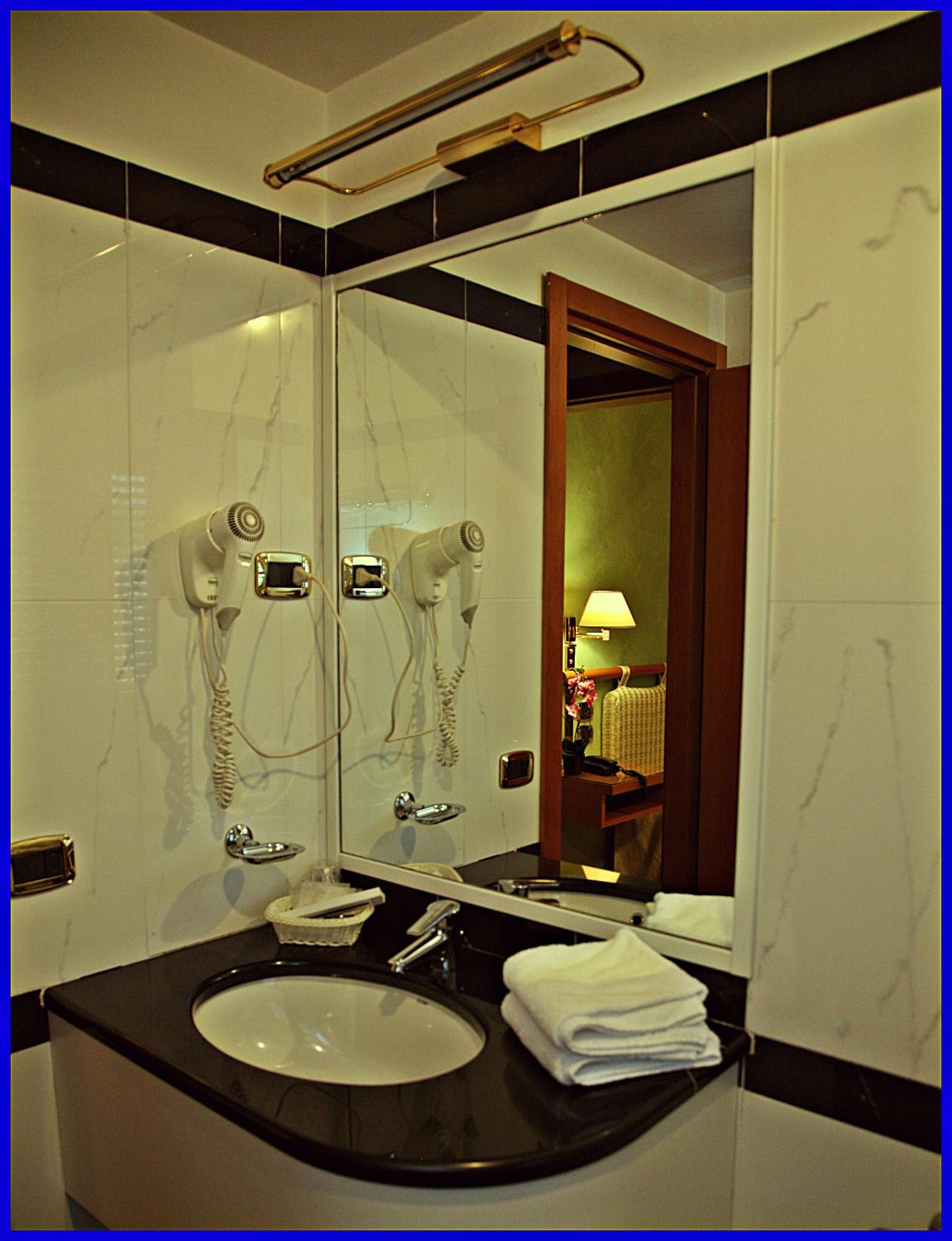 Twin Room - Photo 7