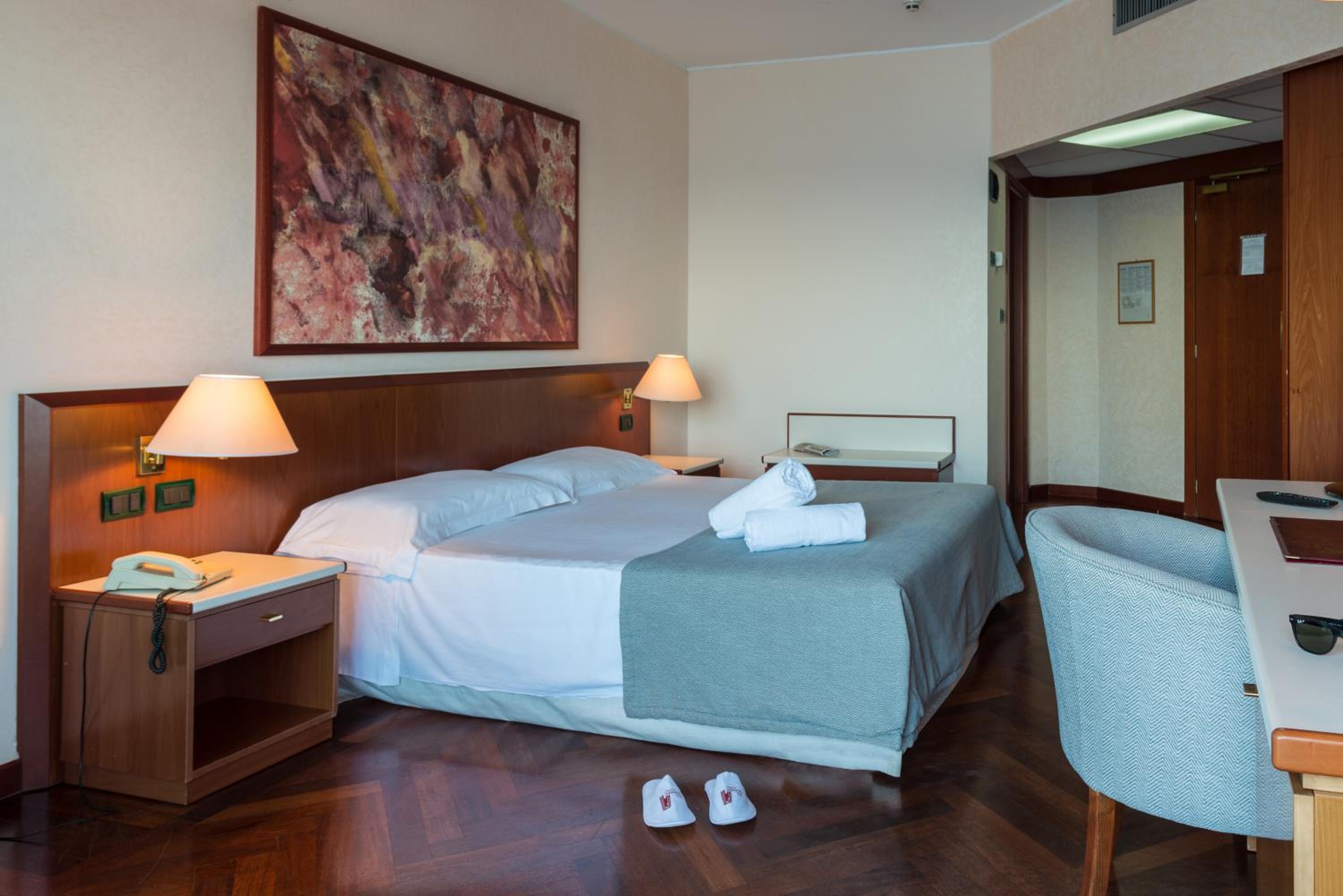 Deluxe Suite with Sea View - Photo 4