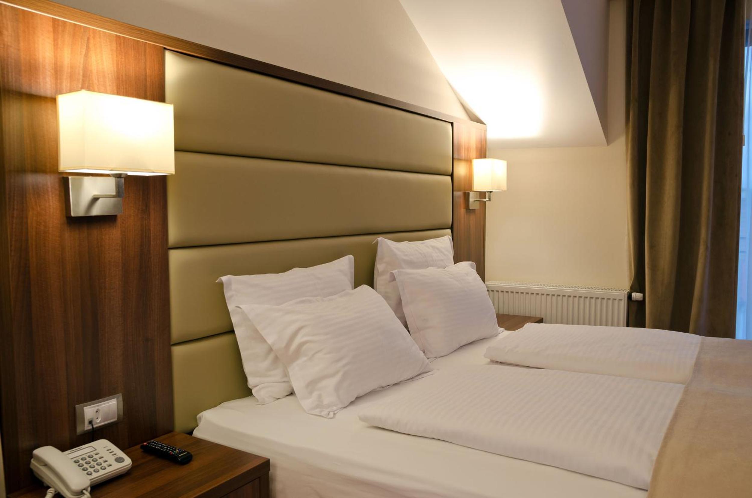 Standard Double or Twin Room - Photo 7