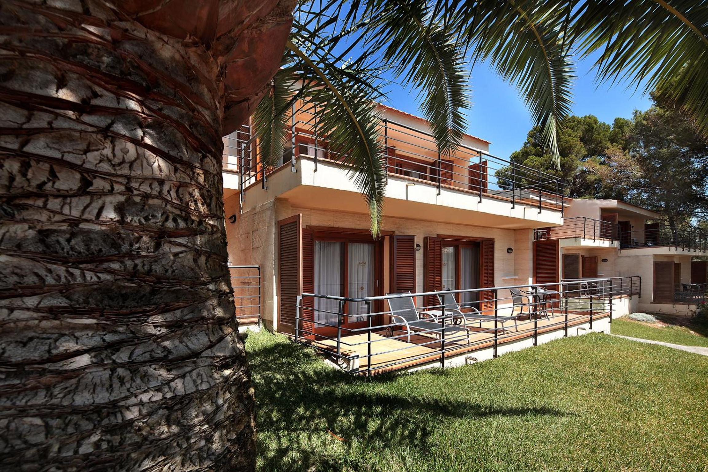Bungalow Suite with Balcony photo 2