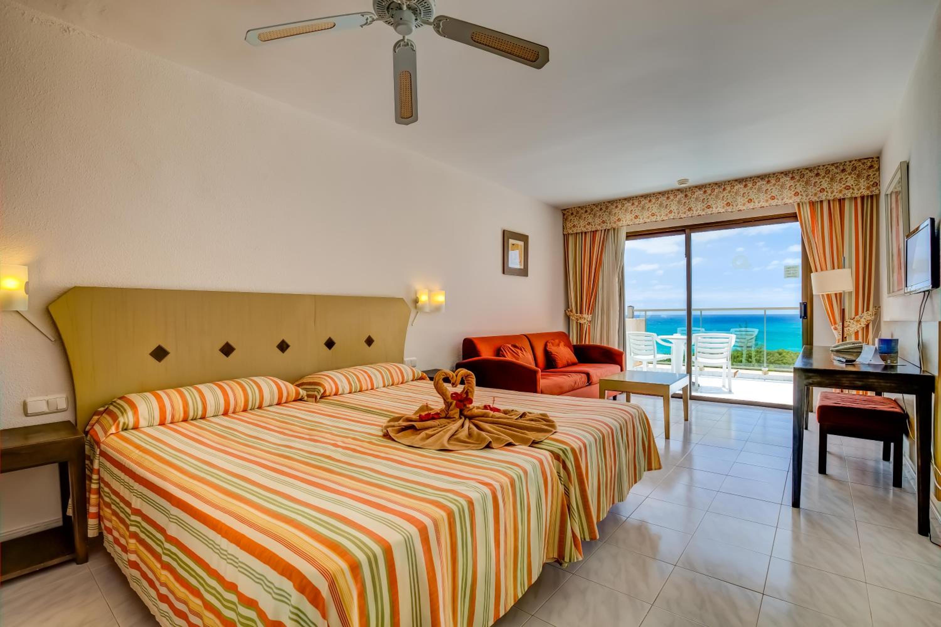 Habitación triple con vista al mar.