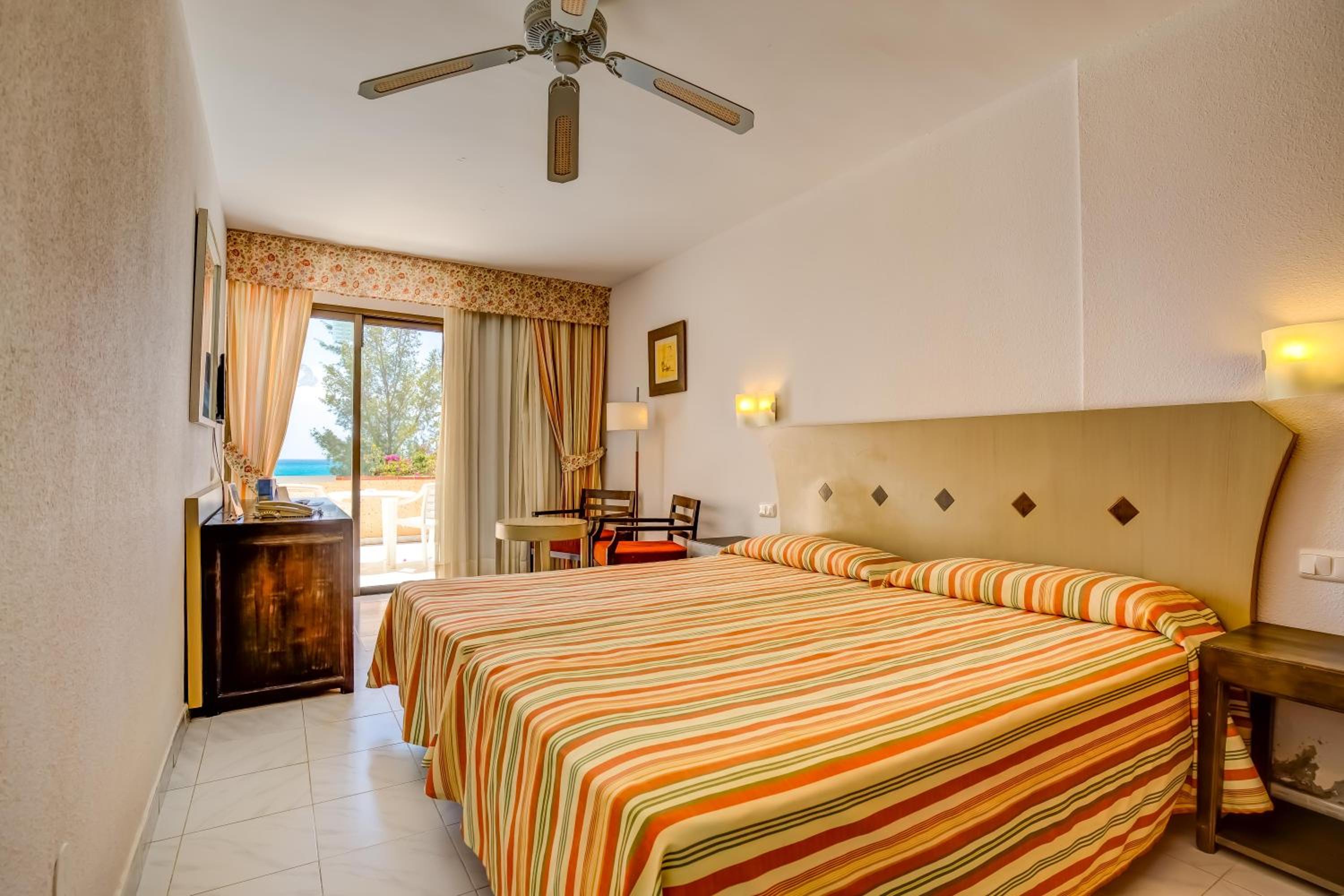 Habitación Doble con Vista al Mar (2 Adultos + 1 Niño)