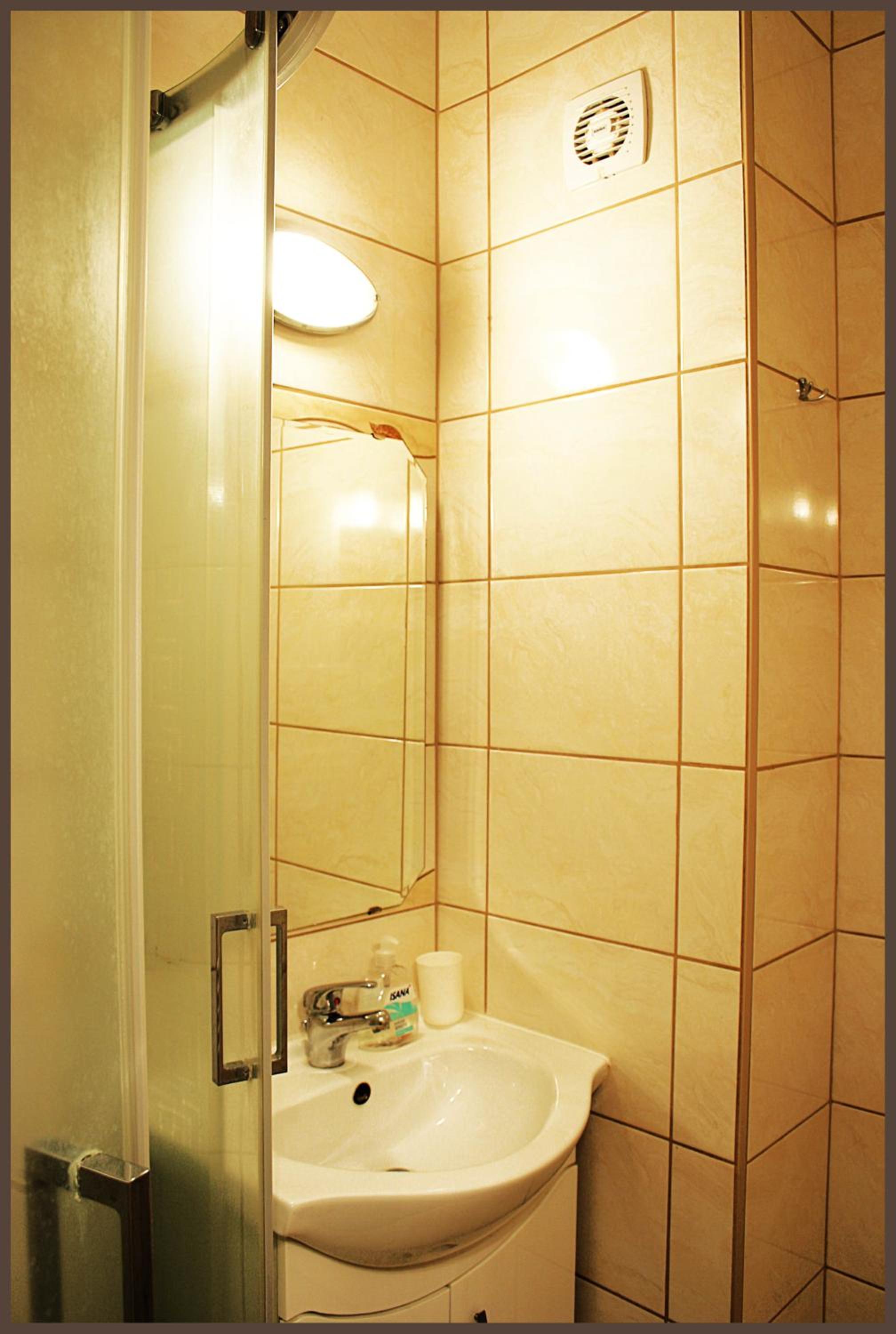 King Room with Balcony - Photo 9