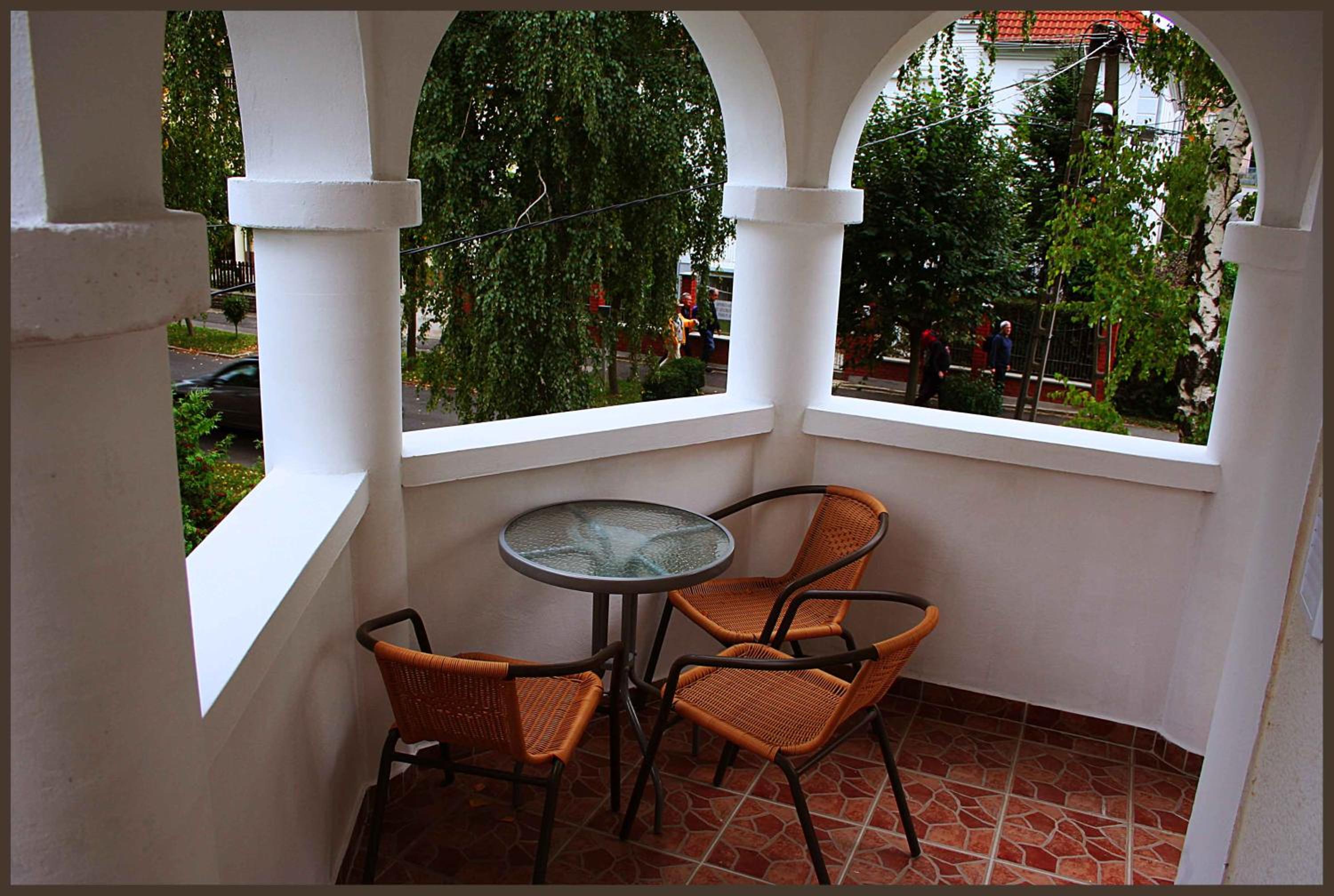 King Room with Balcony - Photo 11