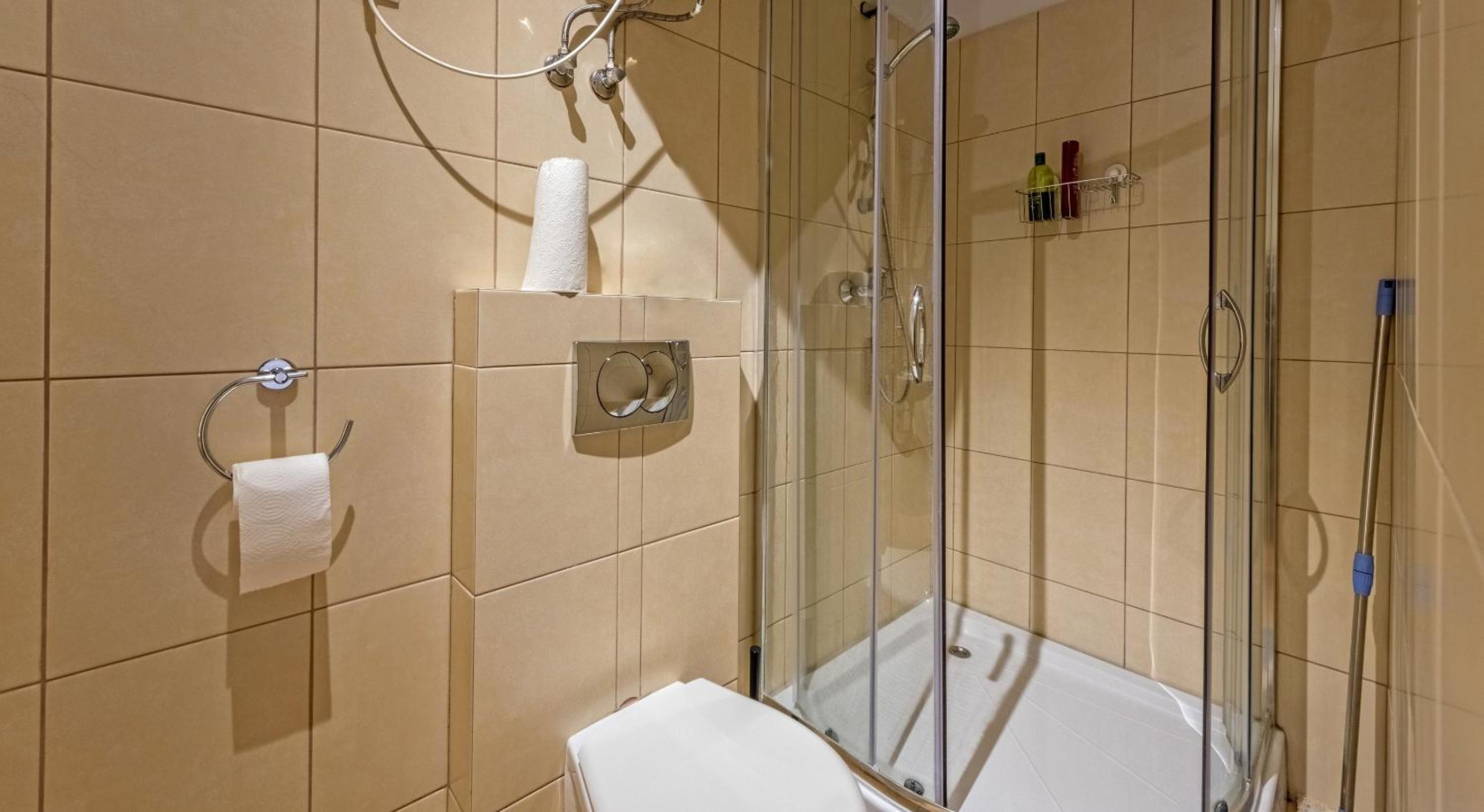 Double Room with Bathroom - Photo 3