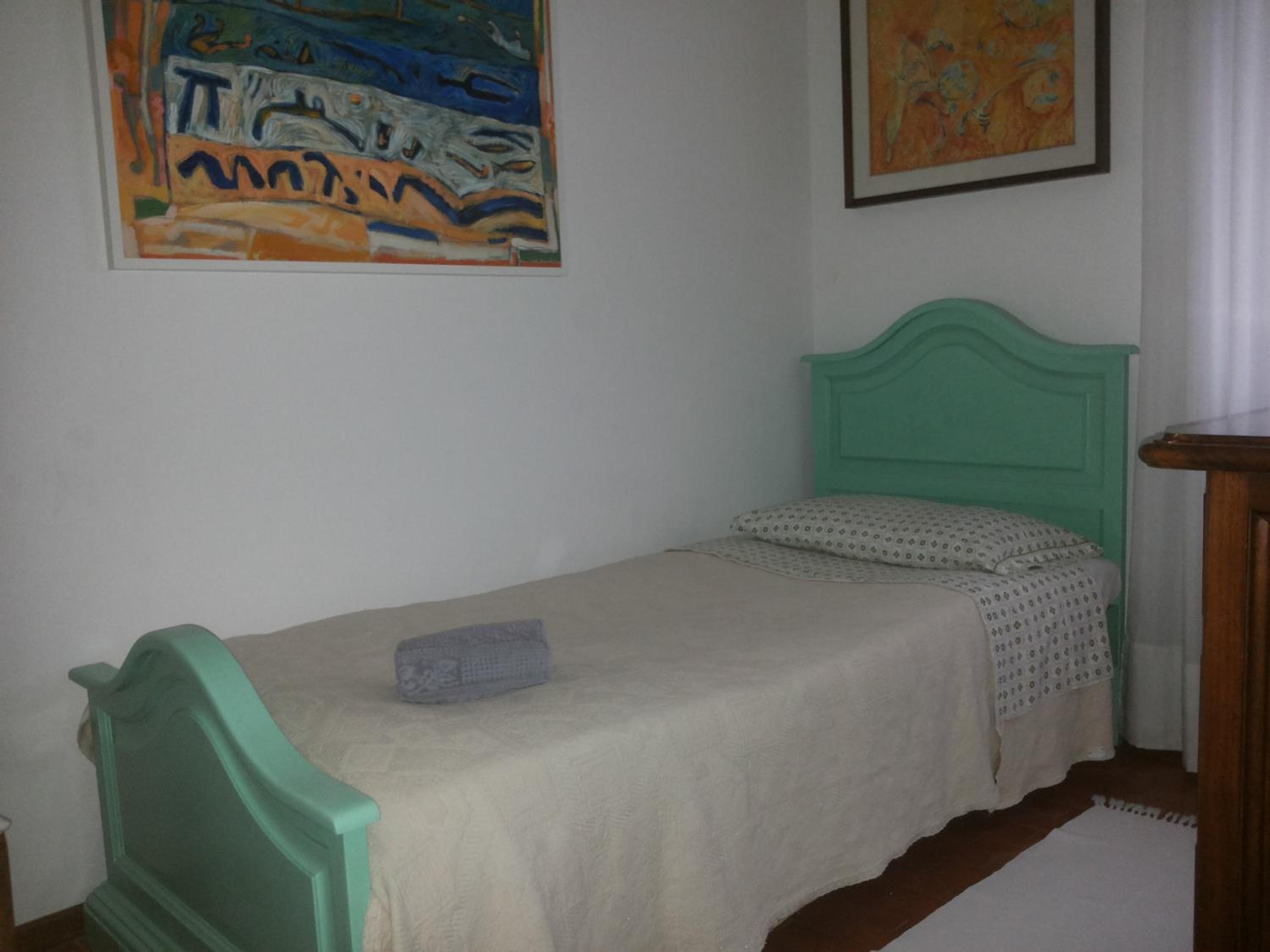 Basic Single Room with Shared Bathroom photo 3