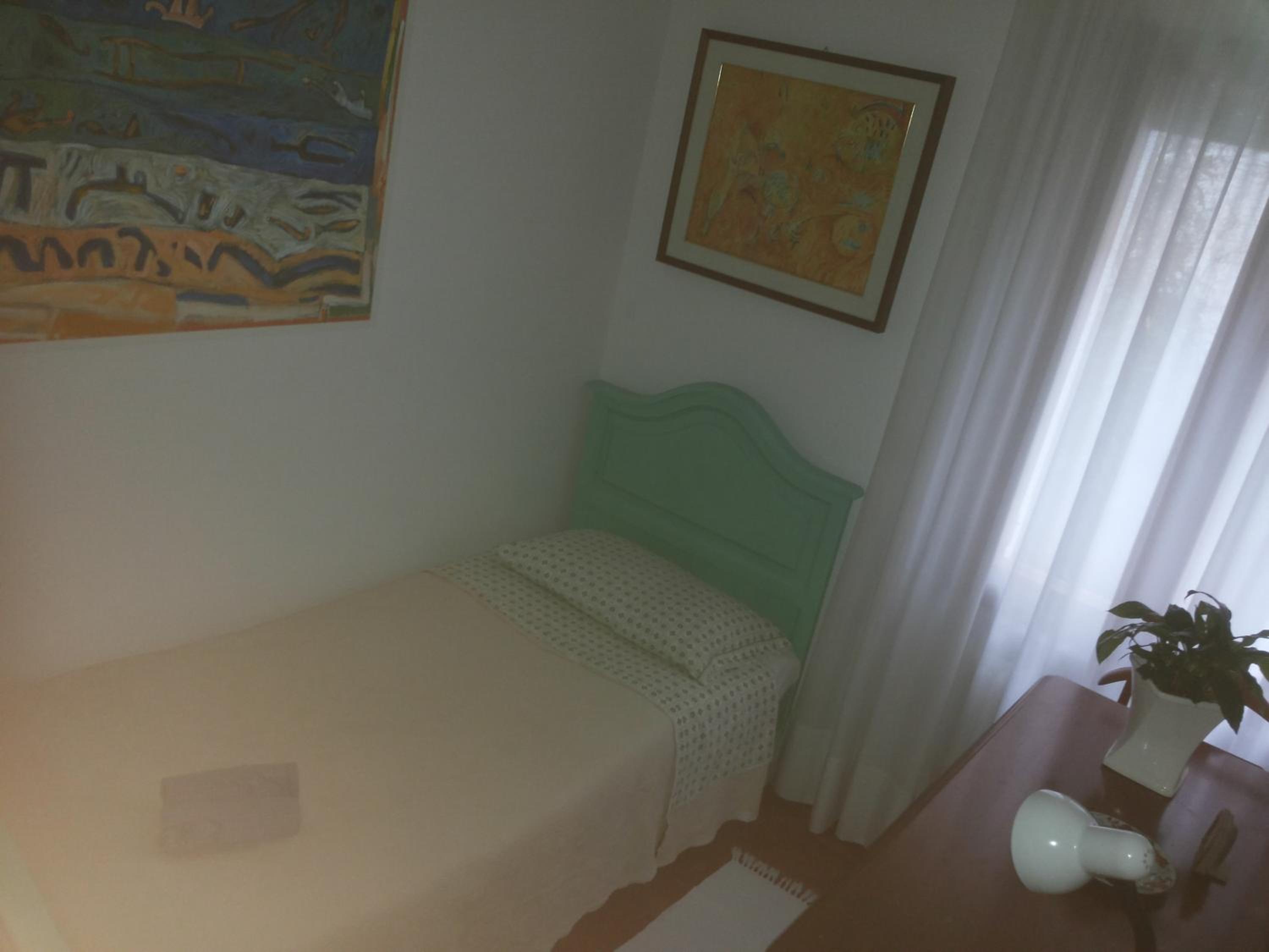Basic Single Room with Shared Bathroom photo 2