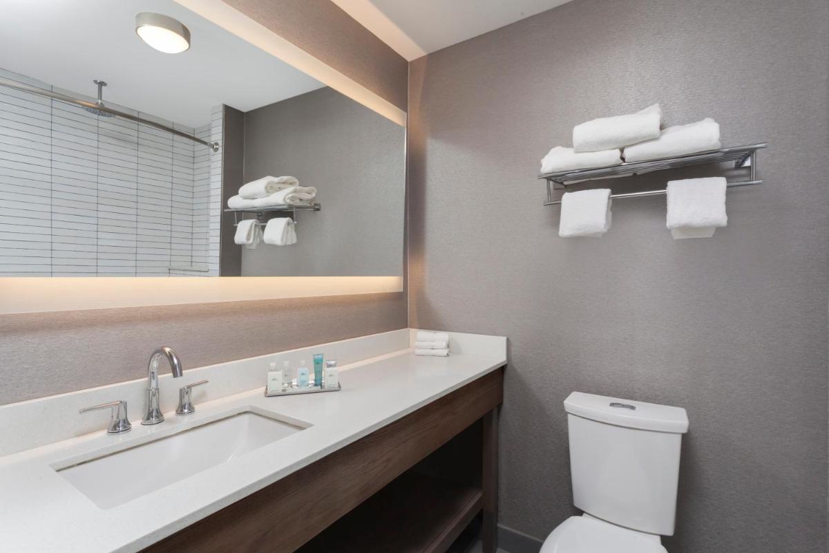 Premium Double Room with Two Double Beds - Non-Smoking photo 2