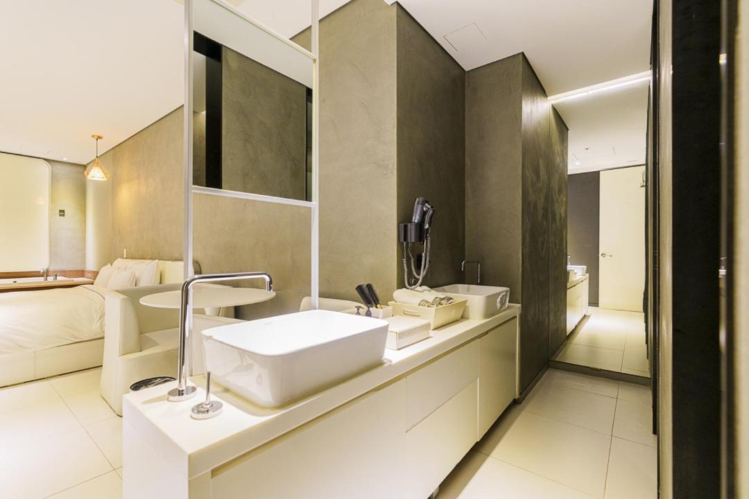 Deluxe Double Room [Free pick-up & drop-off for 2 at Hongik Univ. Station Exit 3]