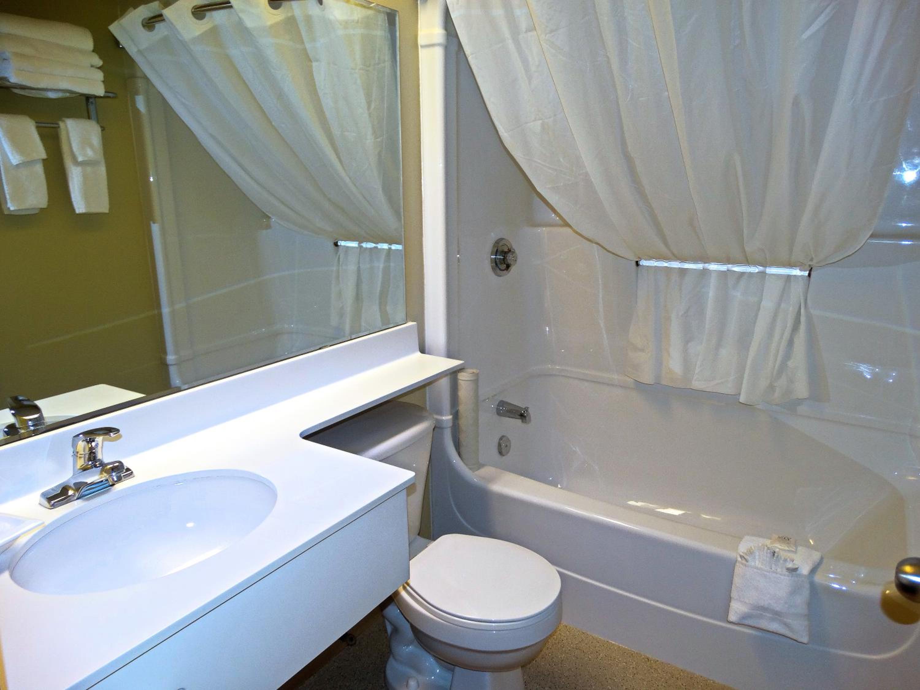 Standard Queen Room with Two Queen Beds - Photo 2
