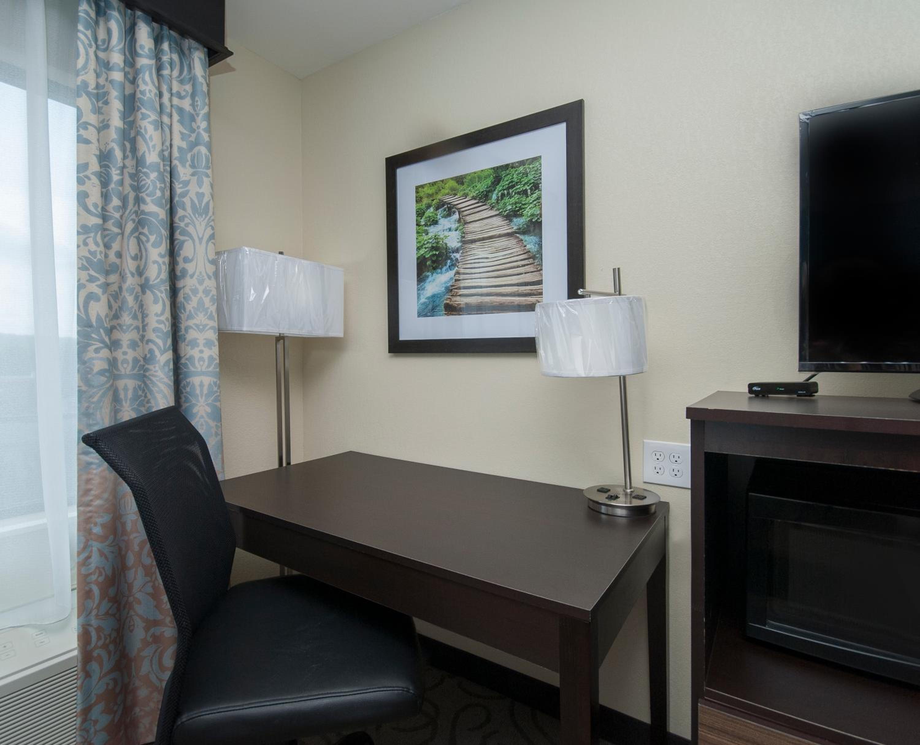 King Room - Non-Smoking - Photo 6