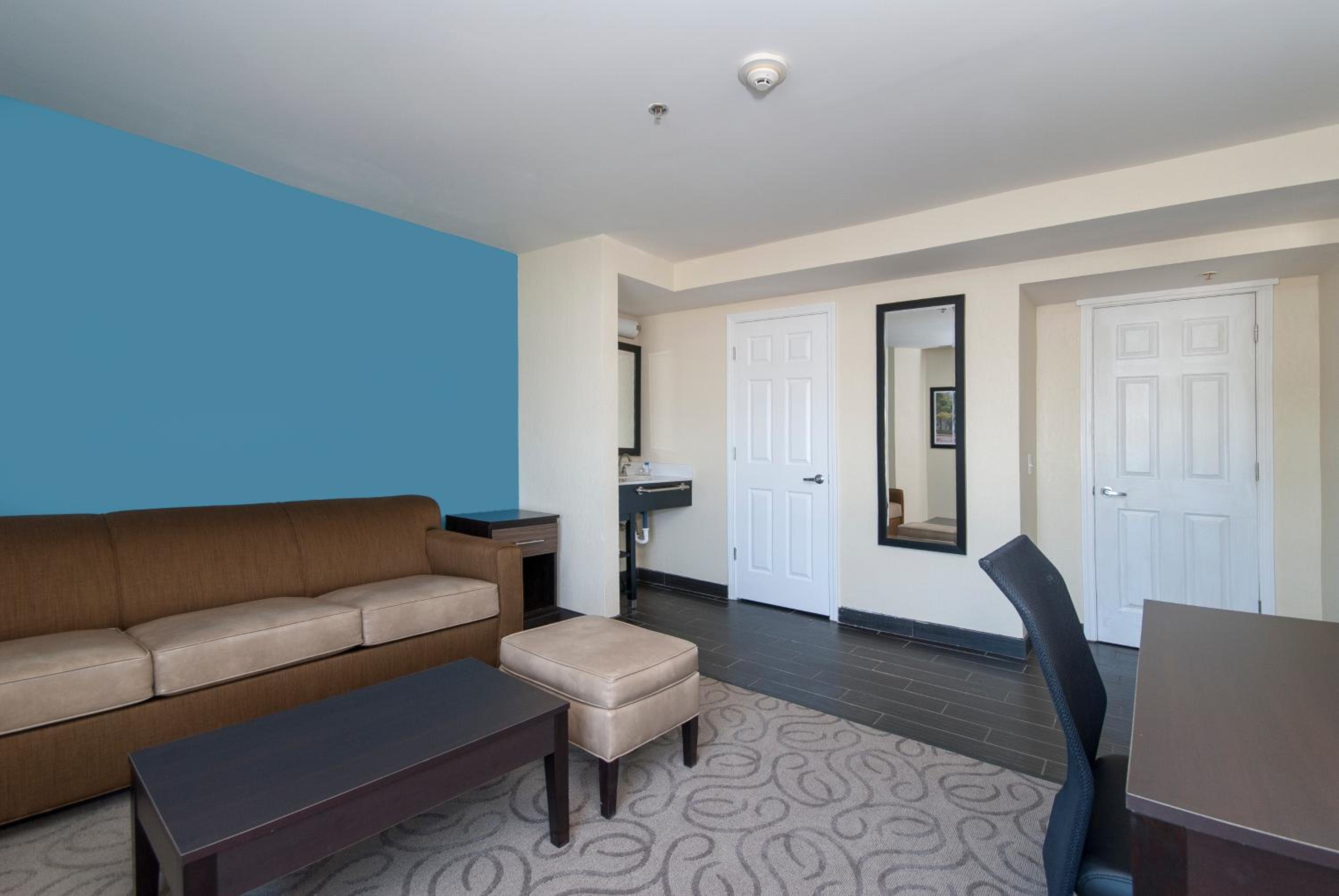 Queen Suite with Sofa Bed - Photo 5