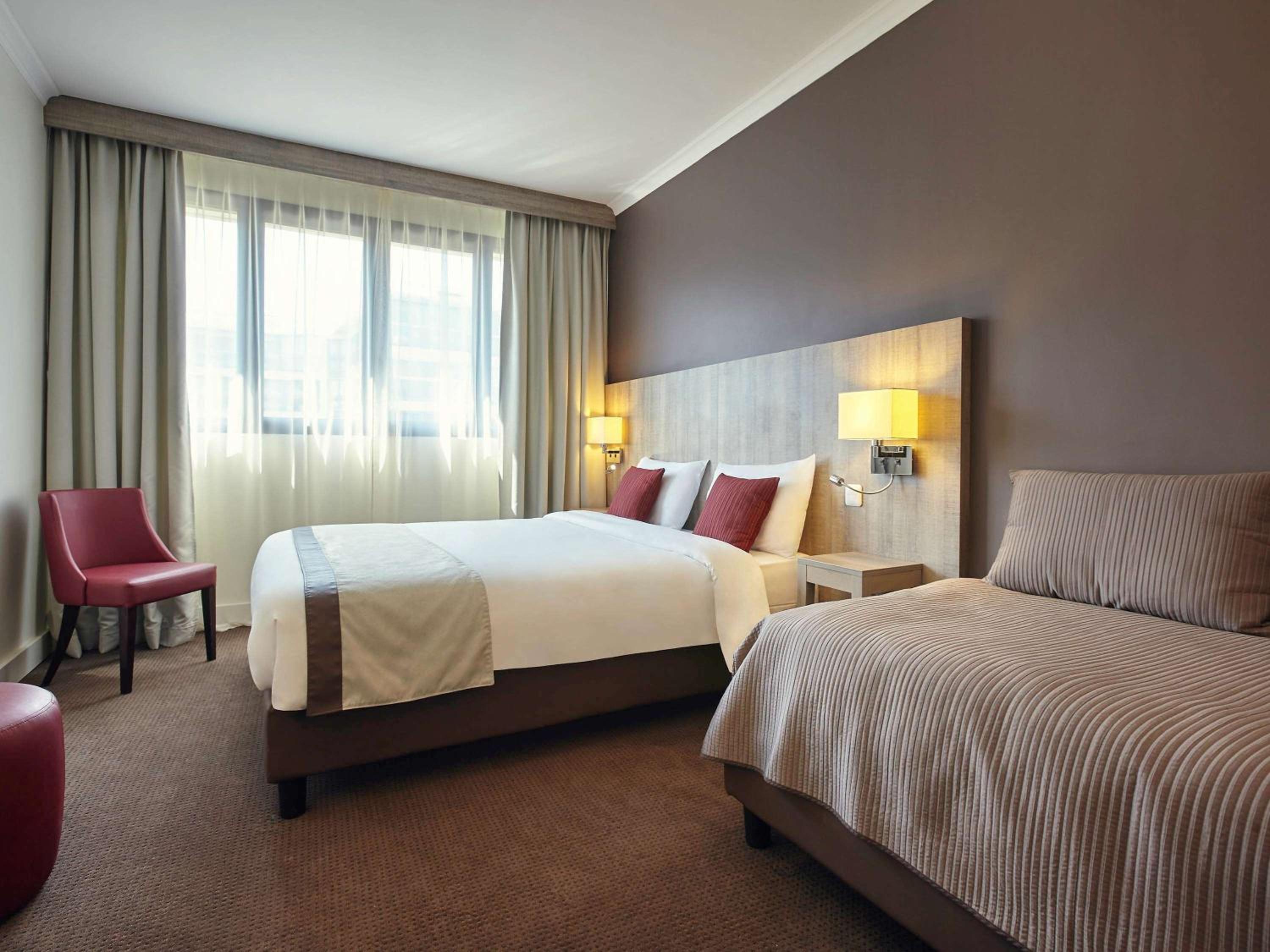Classic Room with One Double Bed and One Single Bed - Photo 11