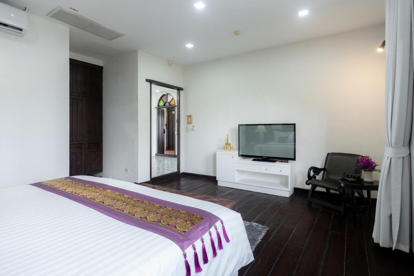 Suite with River View - Photo 12
