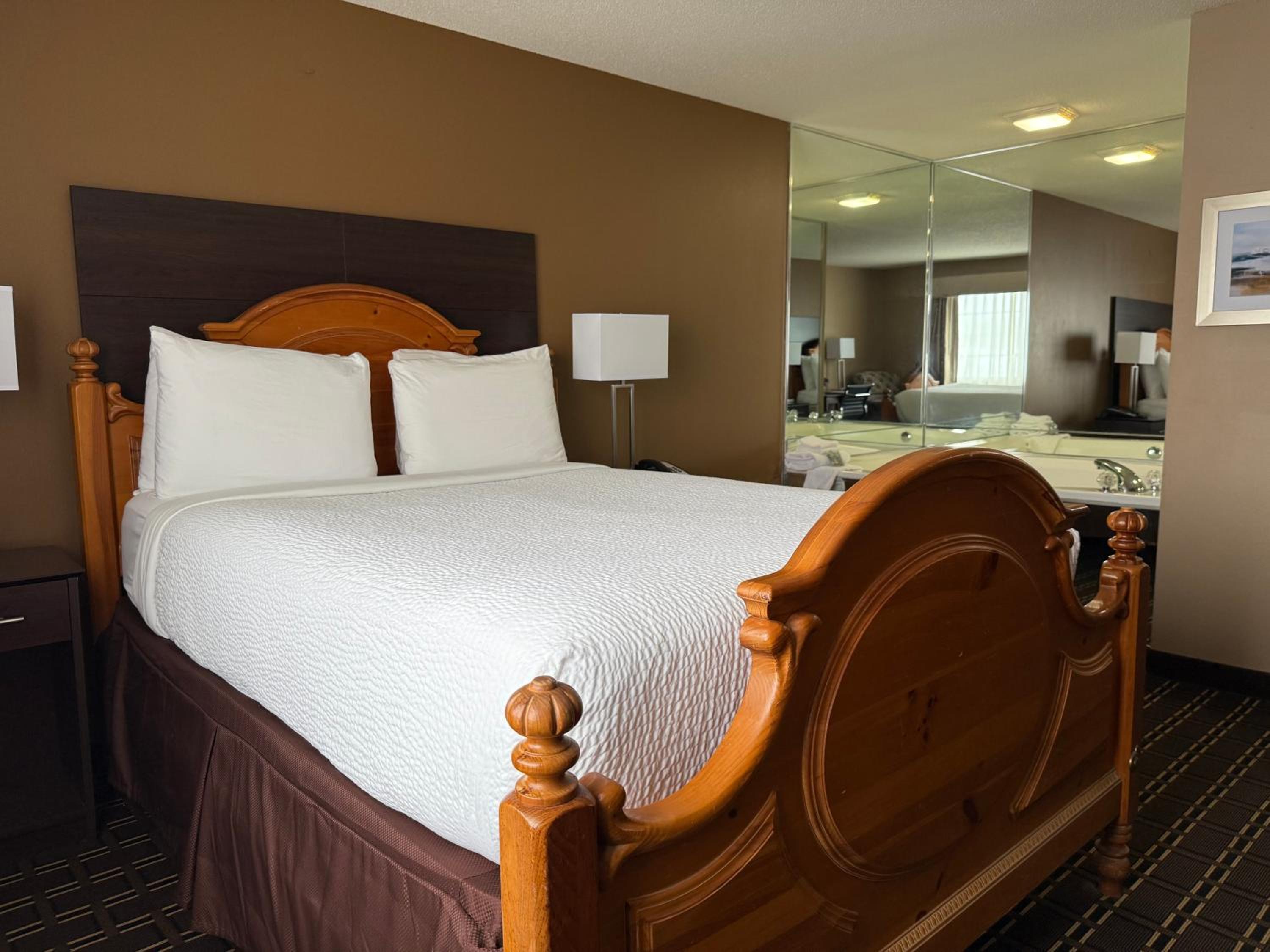 Queen Room with Whirlpool - Non-Smoking