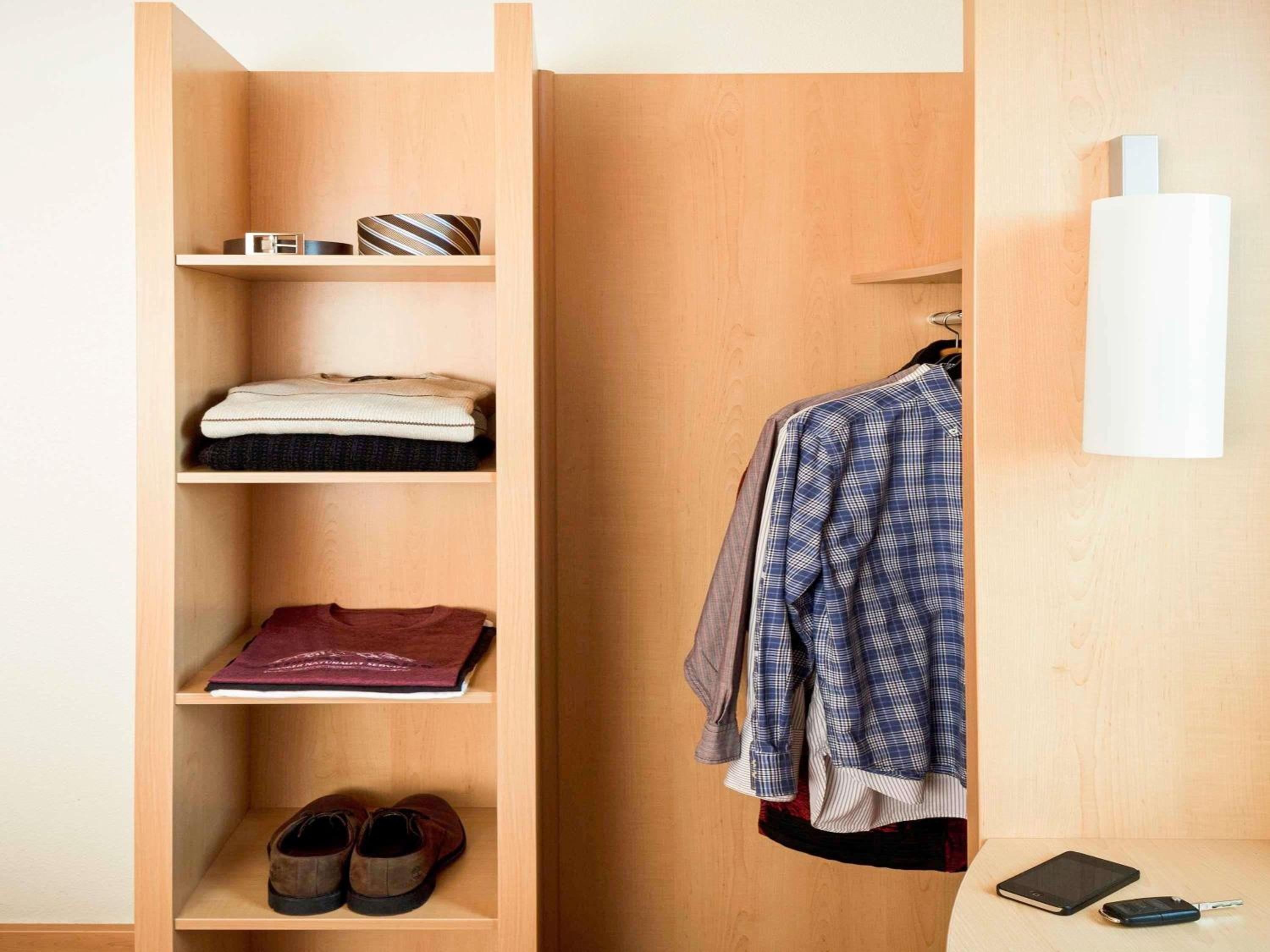 Basic Triple Room with Three Single Beds - Photo 8