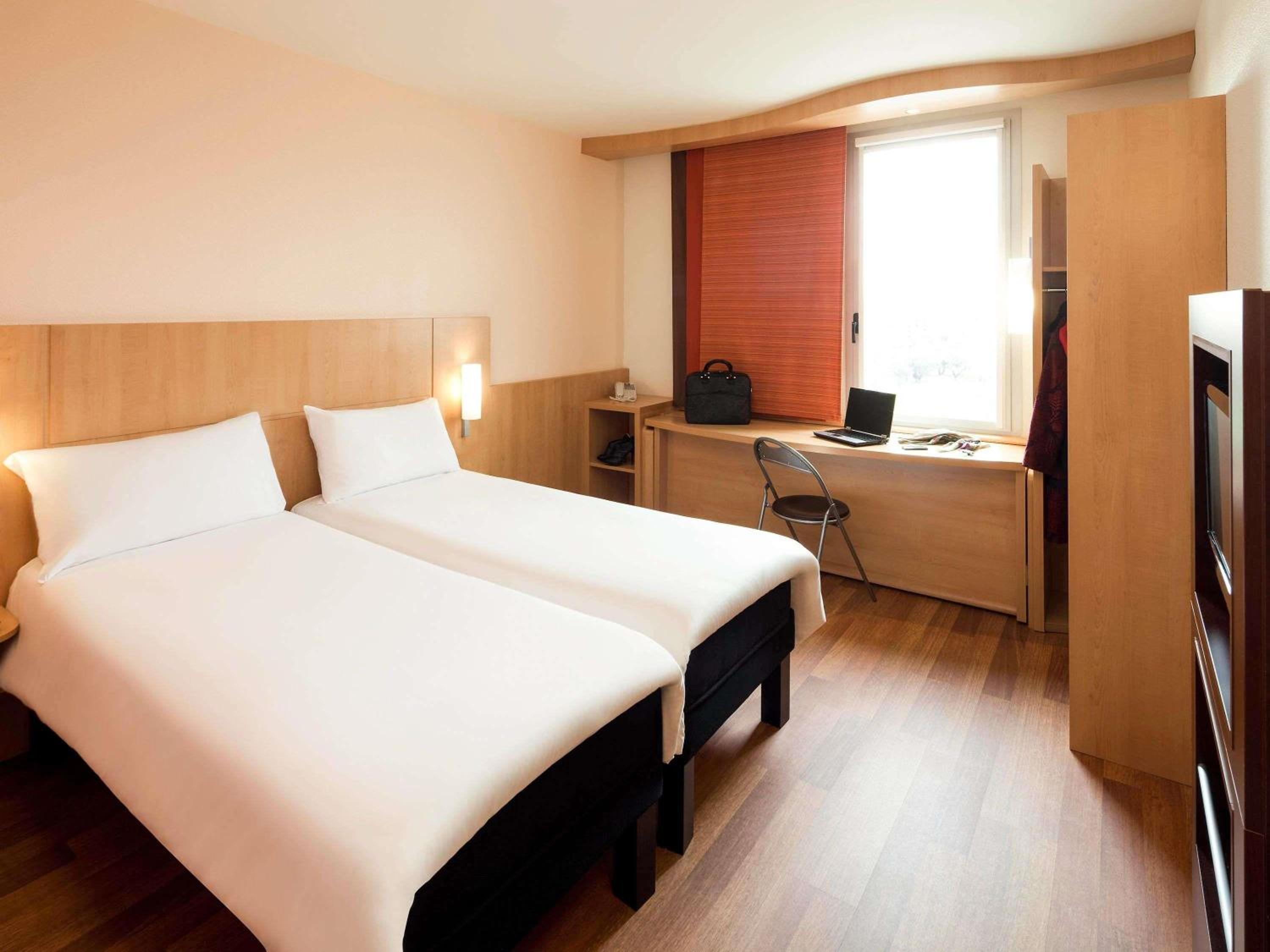 Basic Triple Room with Three Single Beds - Photo 4