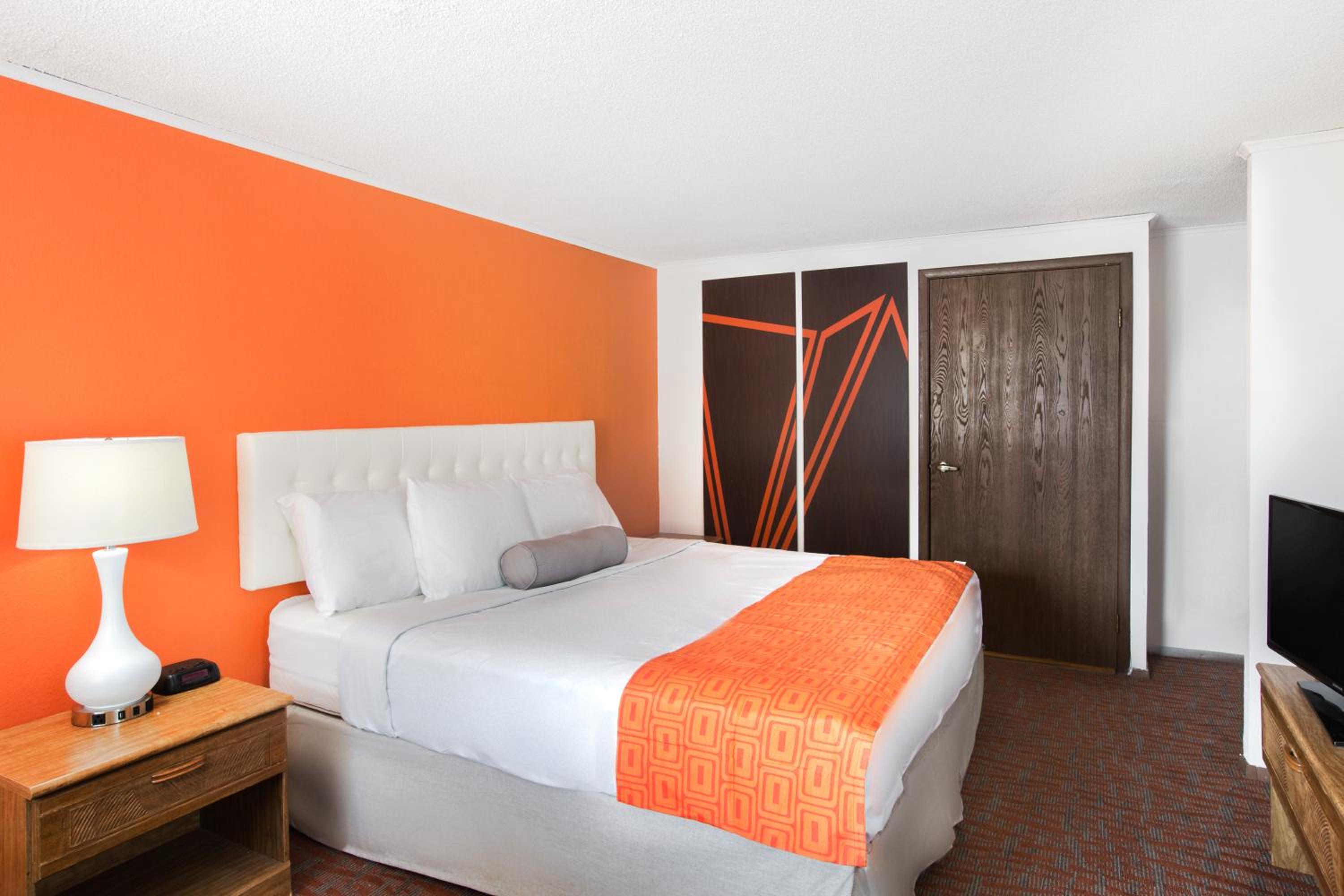 King Room - Non-Smoking - Photo 4