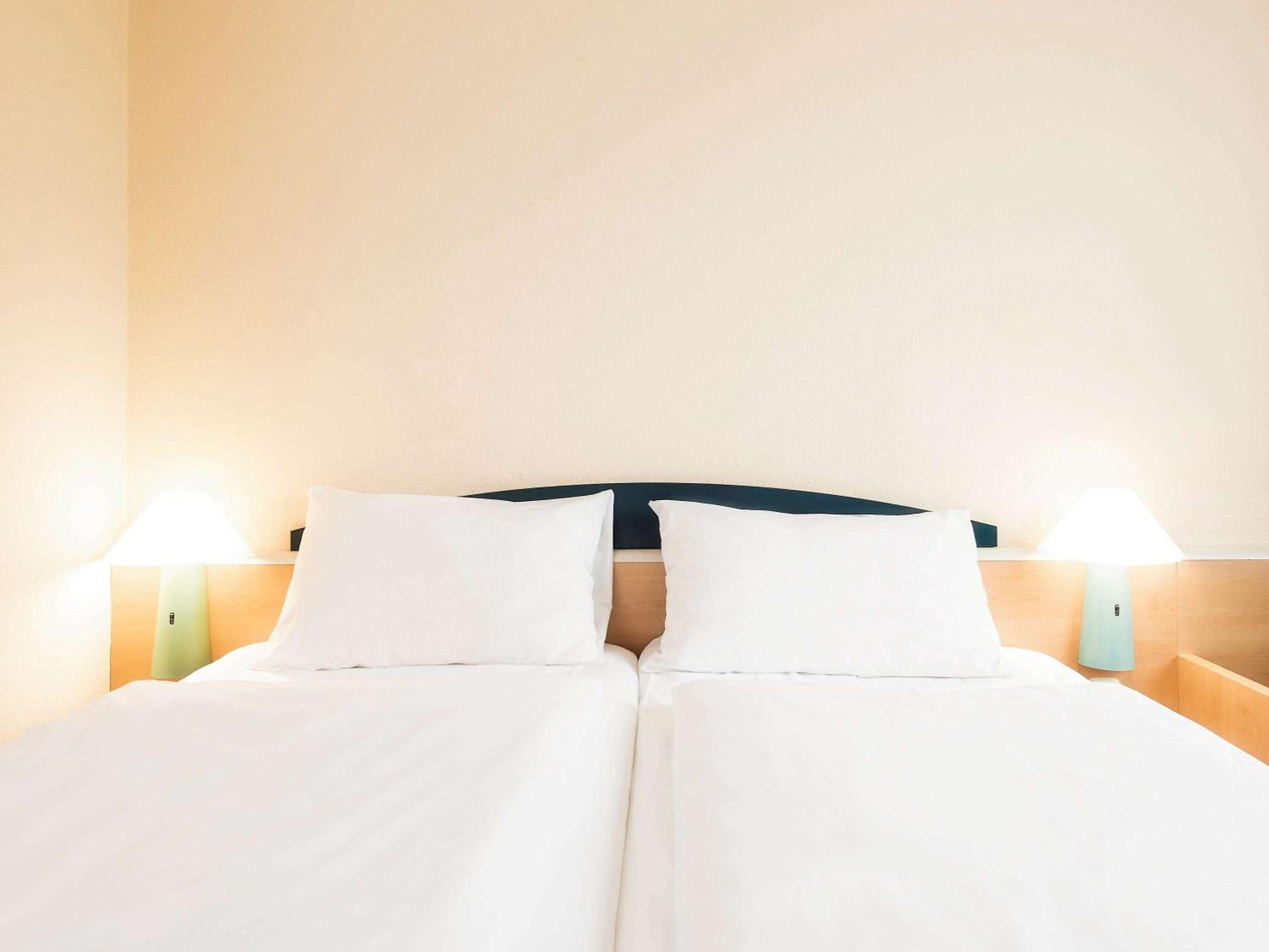 Standard Twin Room - Photo 4