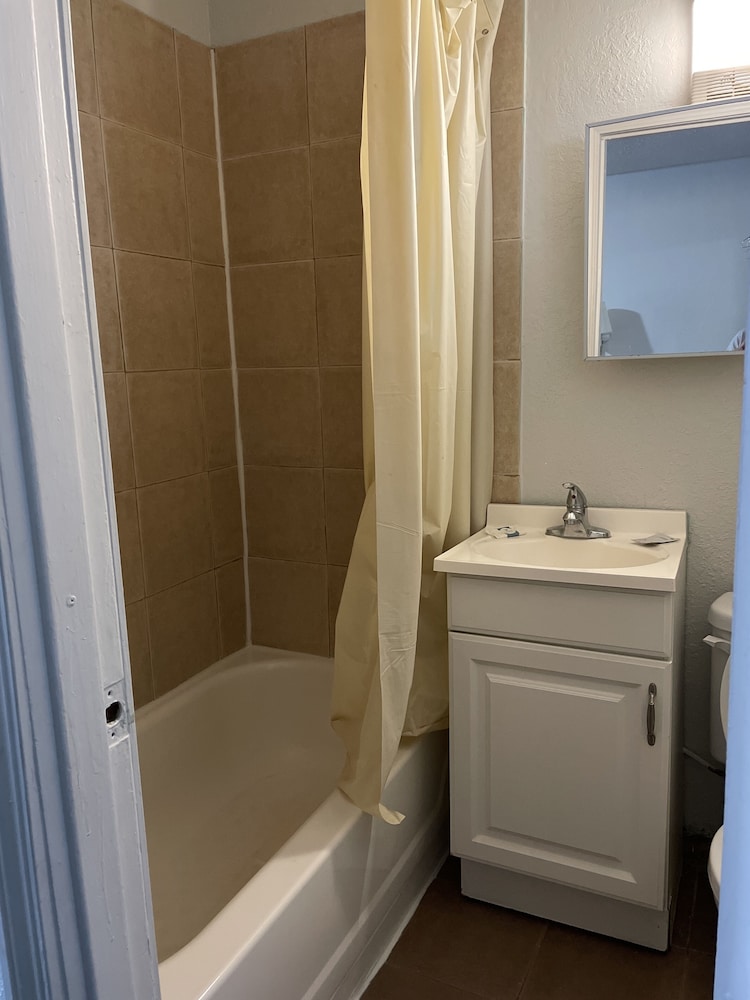 Standard Room, 1 King Bed photo 2