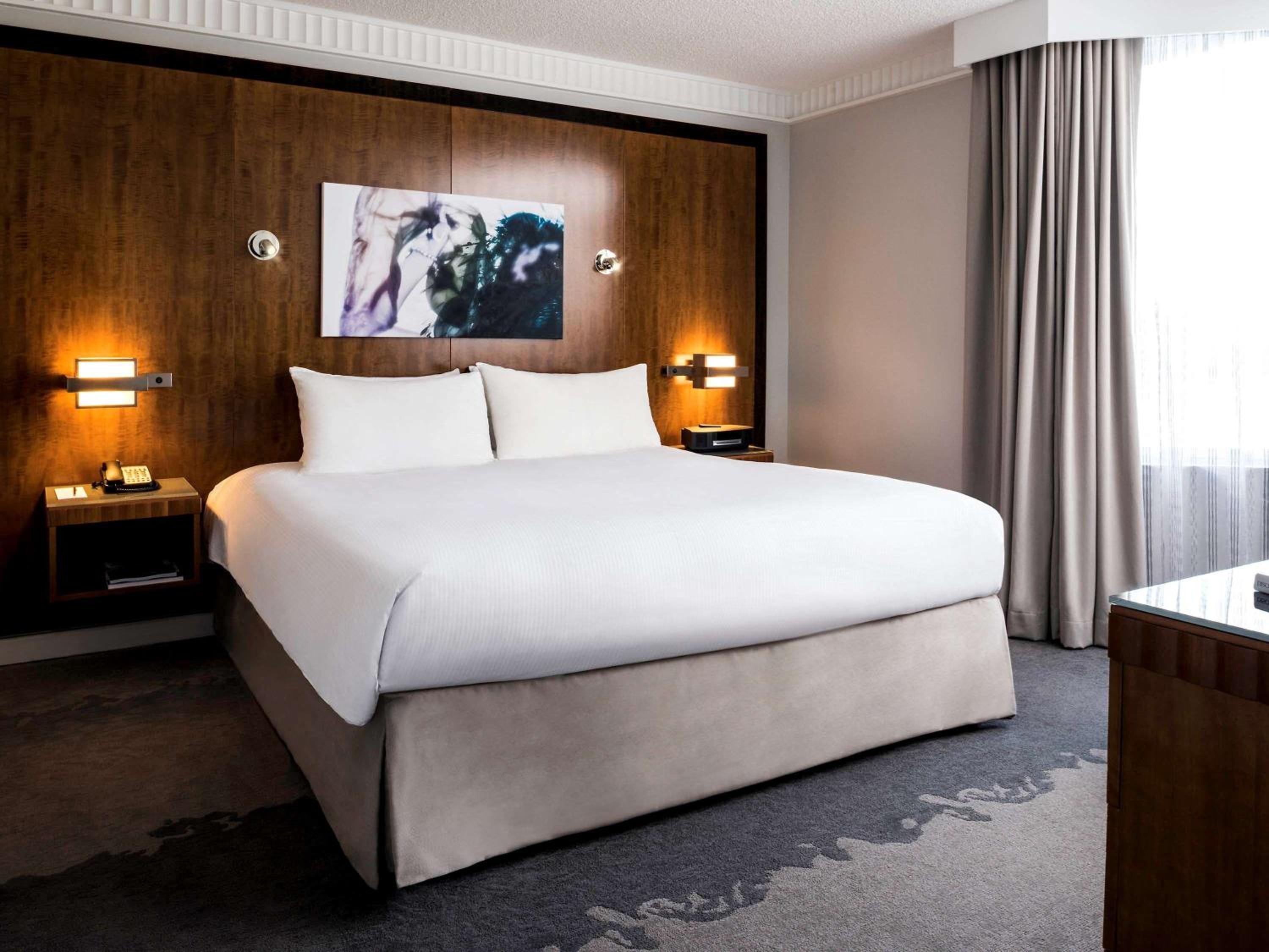 Superior King Room with City View