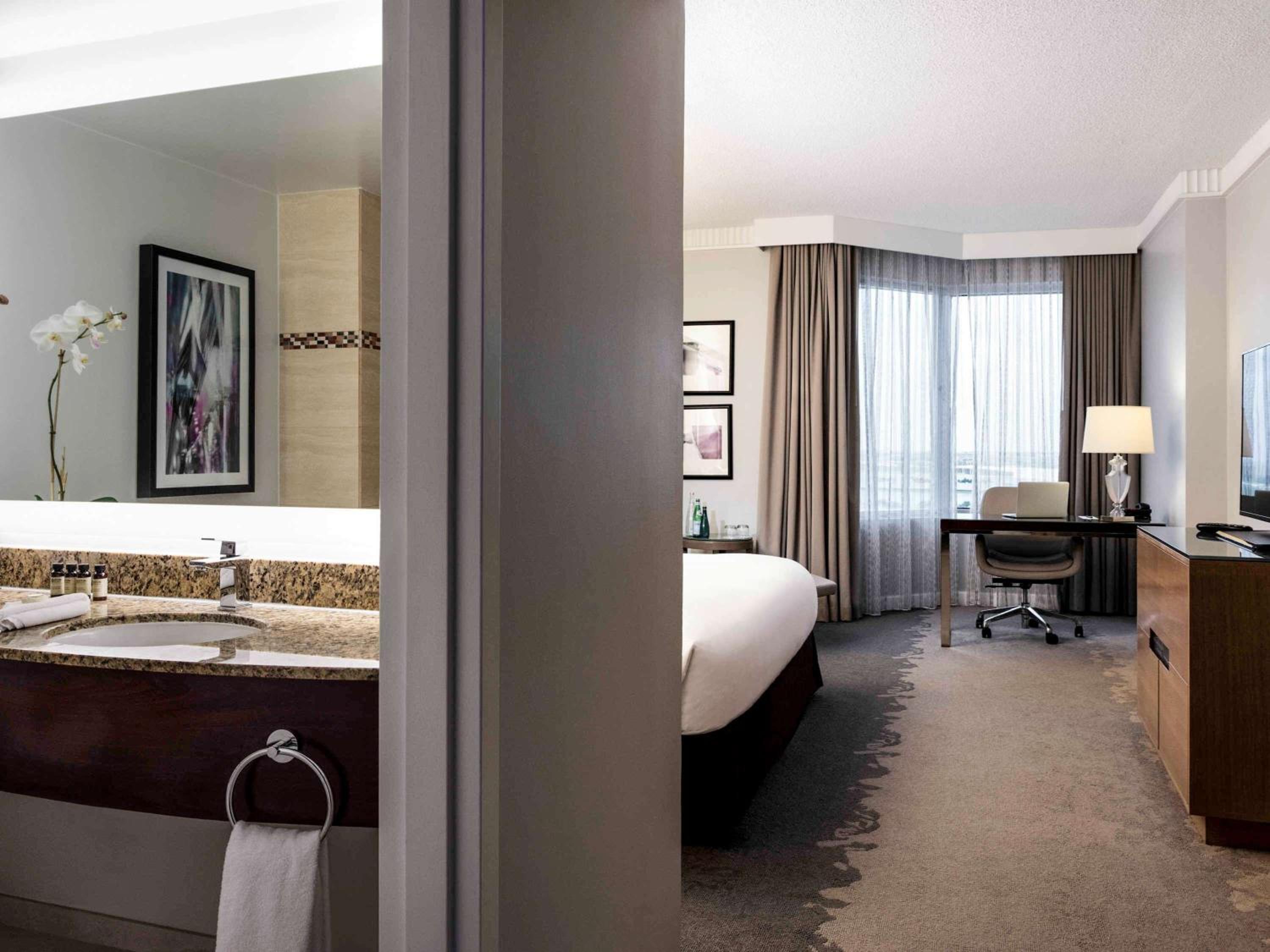 Luxury King Room with Roll-In Shower and Bath Tub - Mobility Accessible