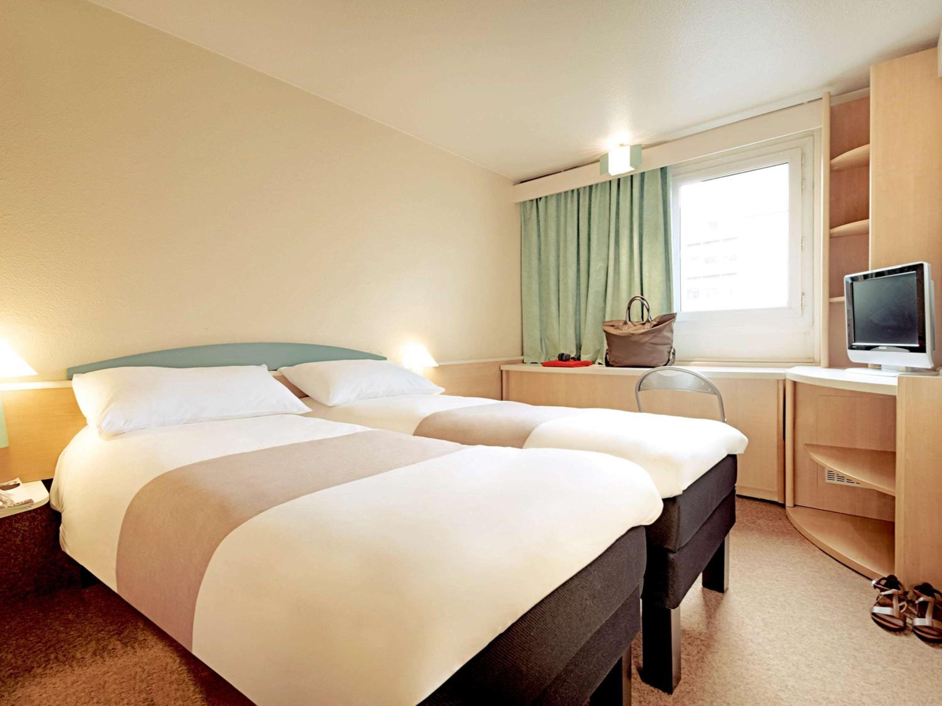 Standard King Room - Photo 9
