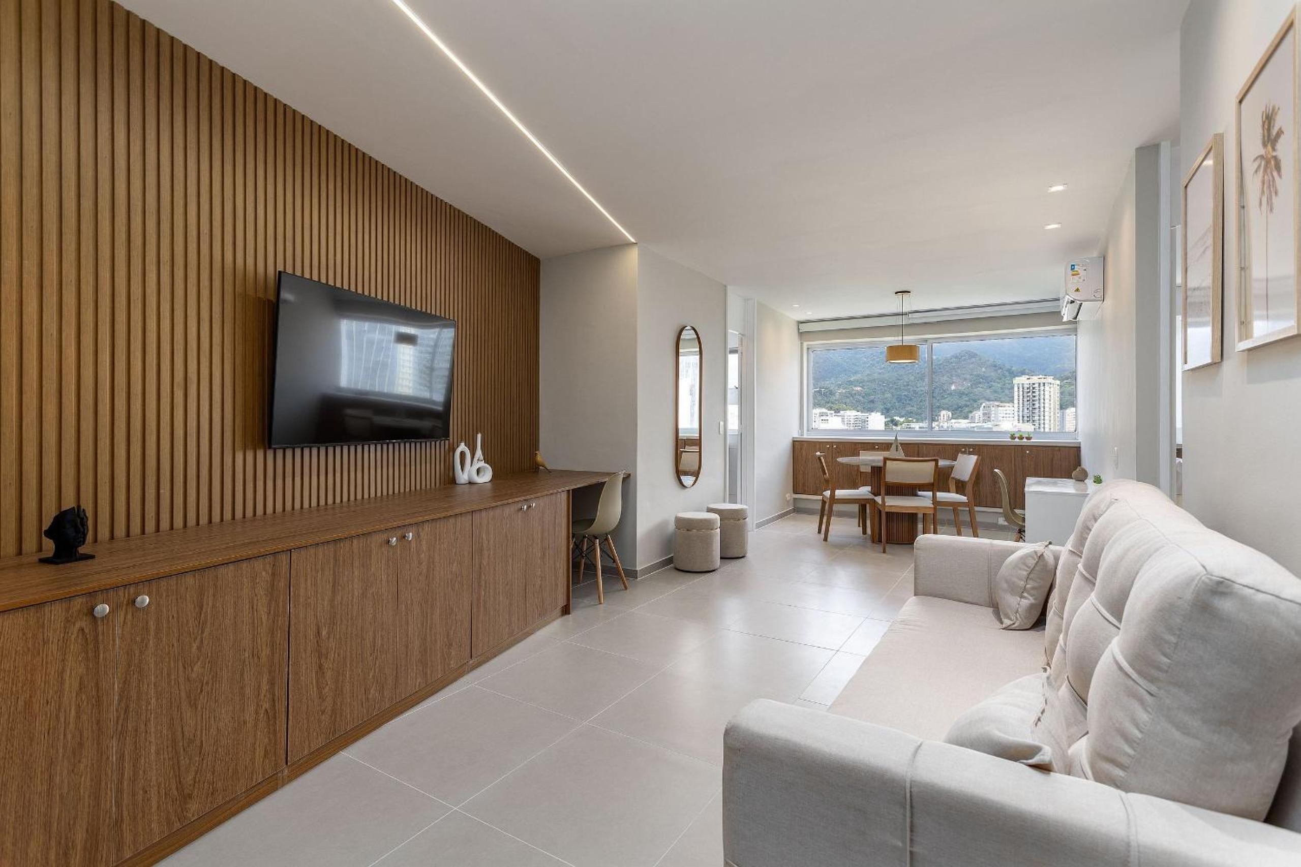 Apartment with Mountain View