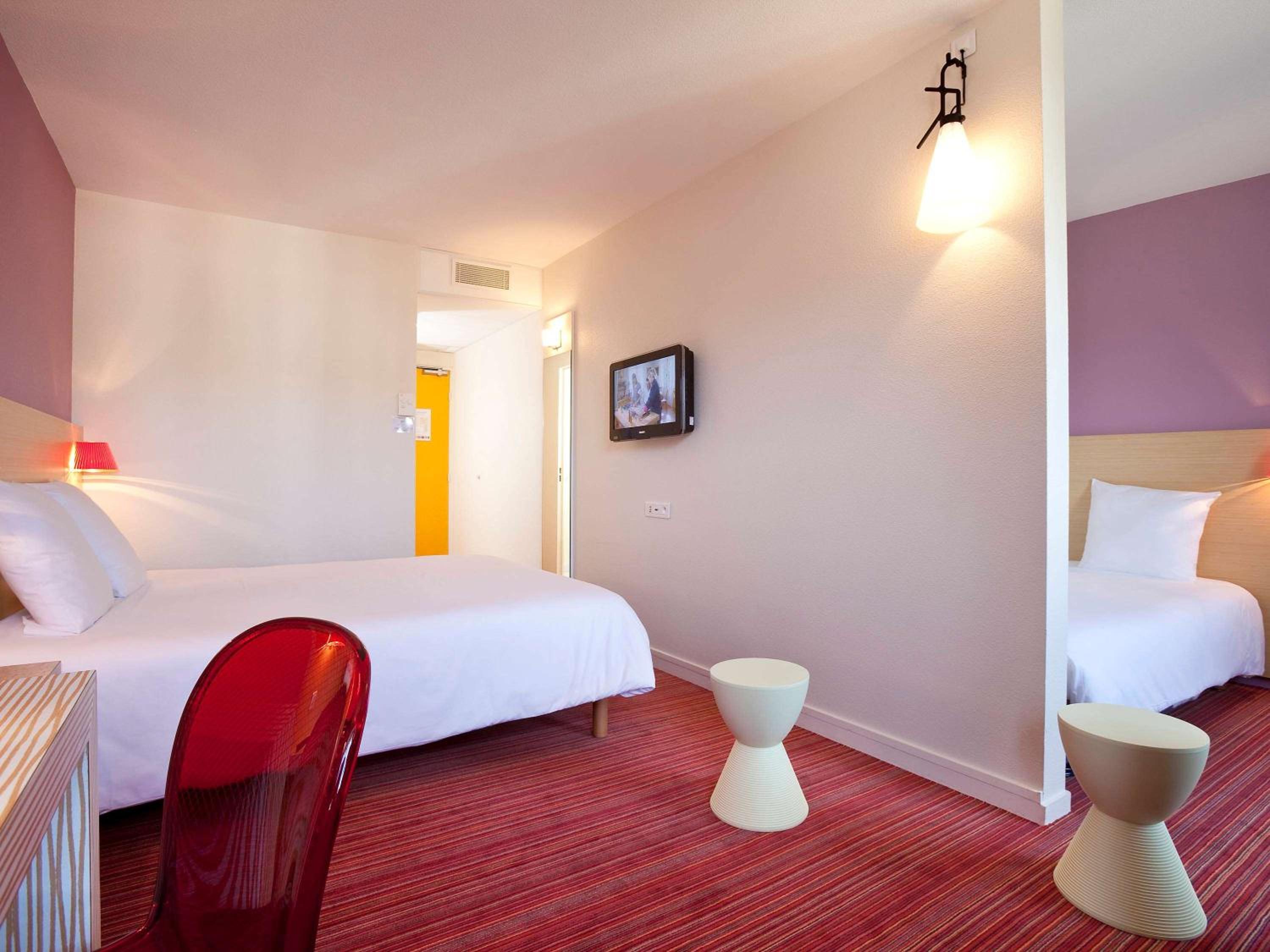 Standard Family Suite with One Double Bed and Twin Beds - Photo 7