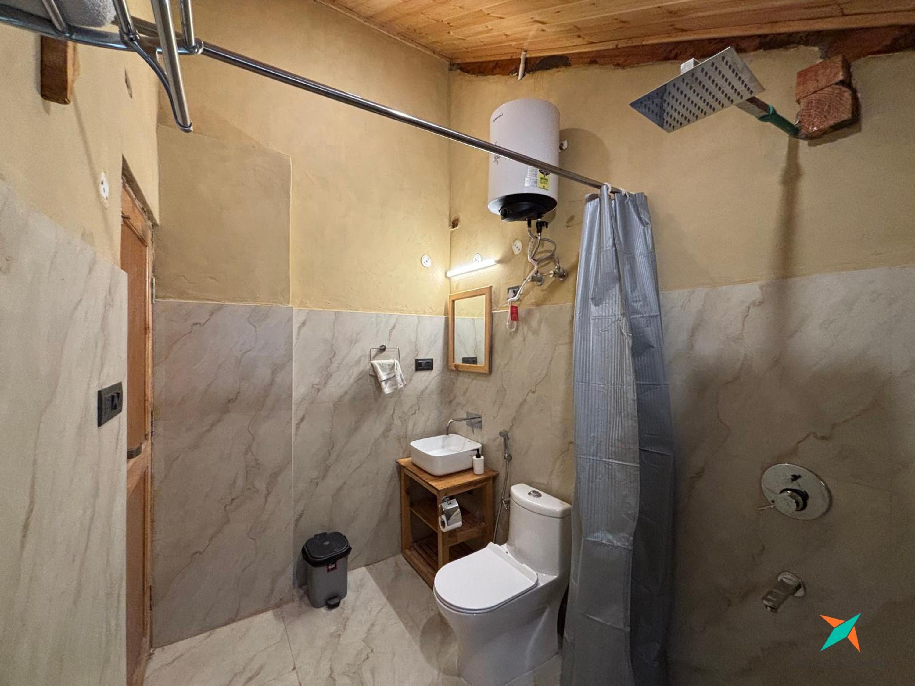 Deluxe Private Mudhouse (with balcony)