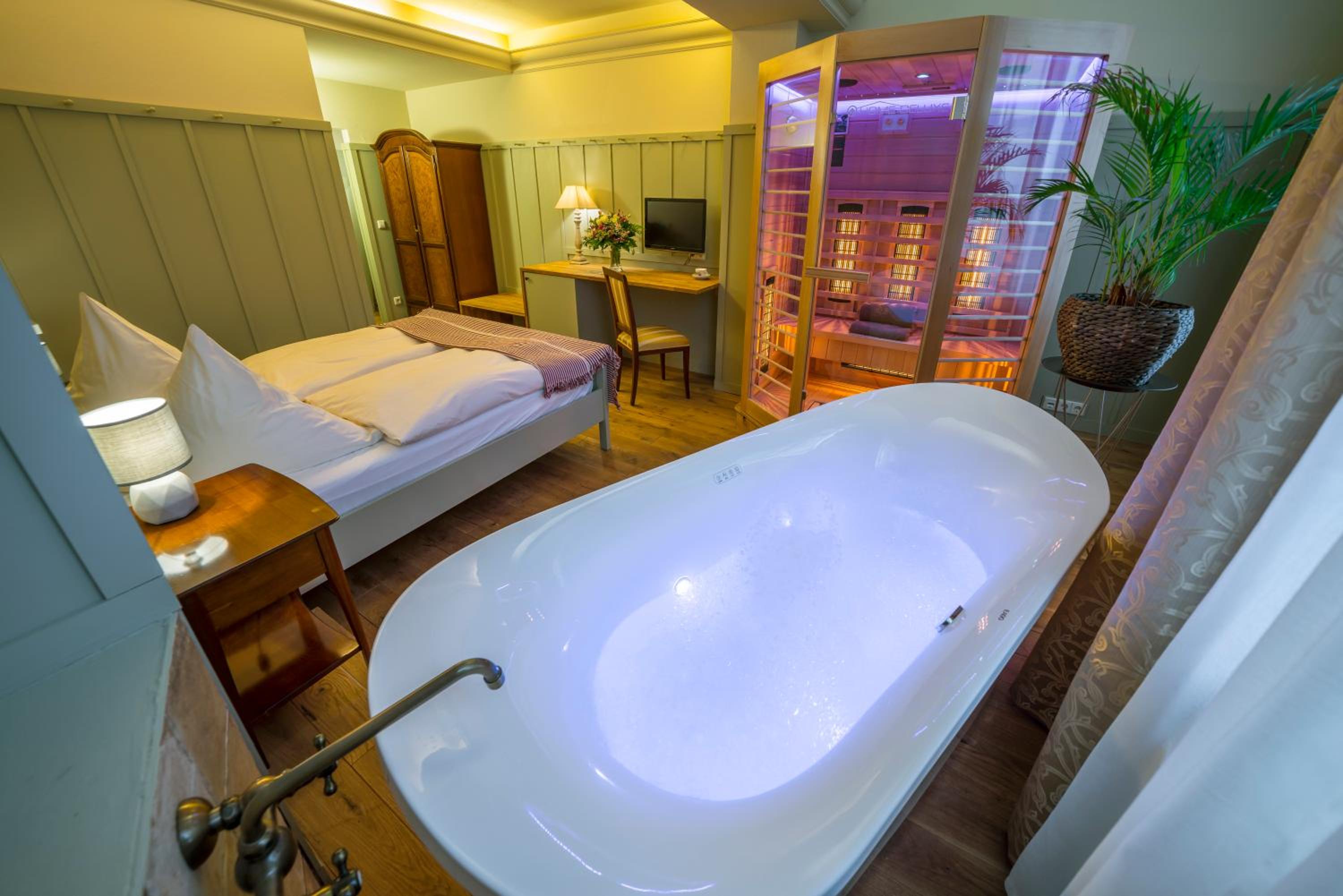 Queen Room with Spa Bath