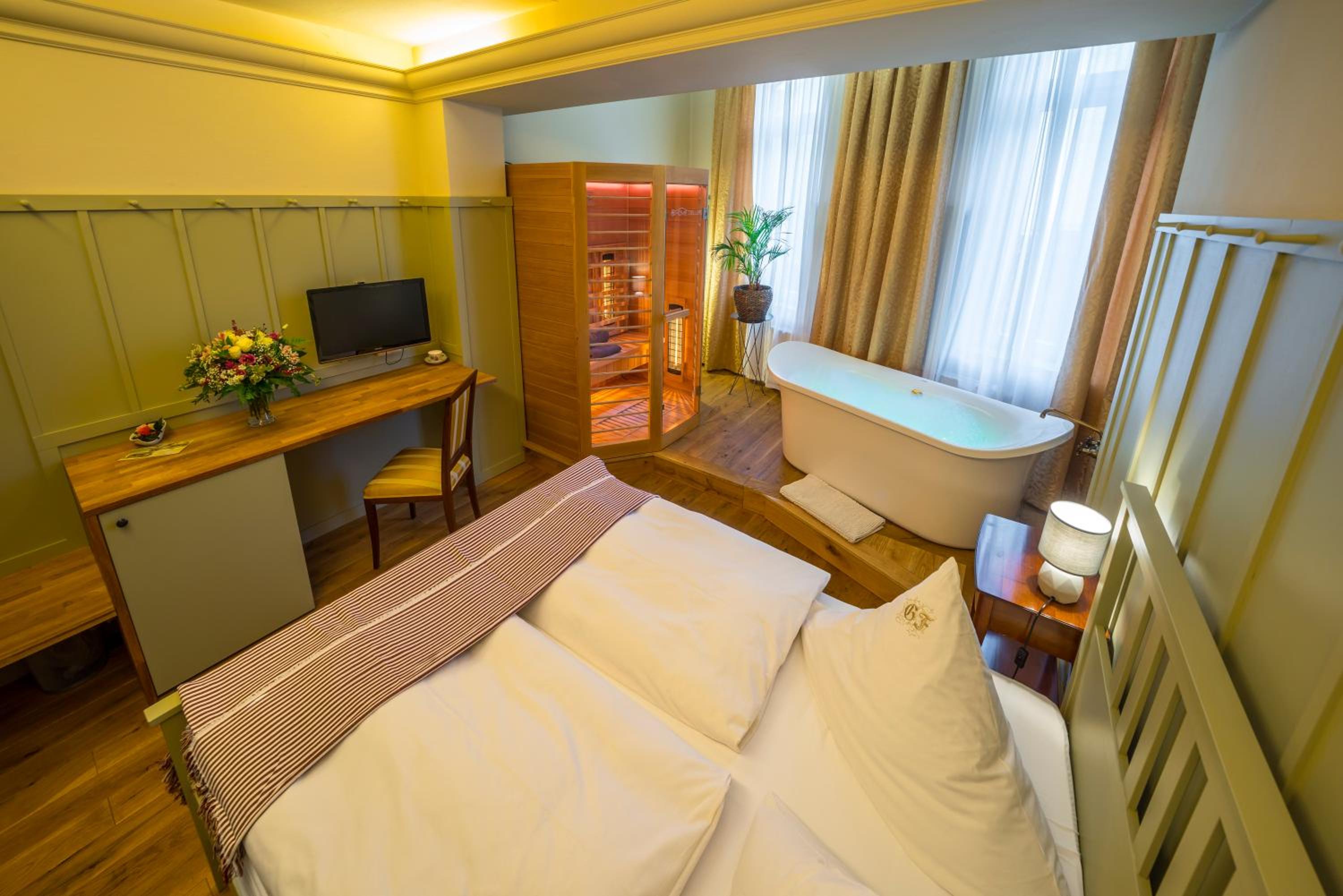 Queen Room with Spa Bath photo 2