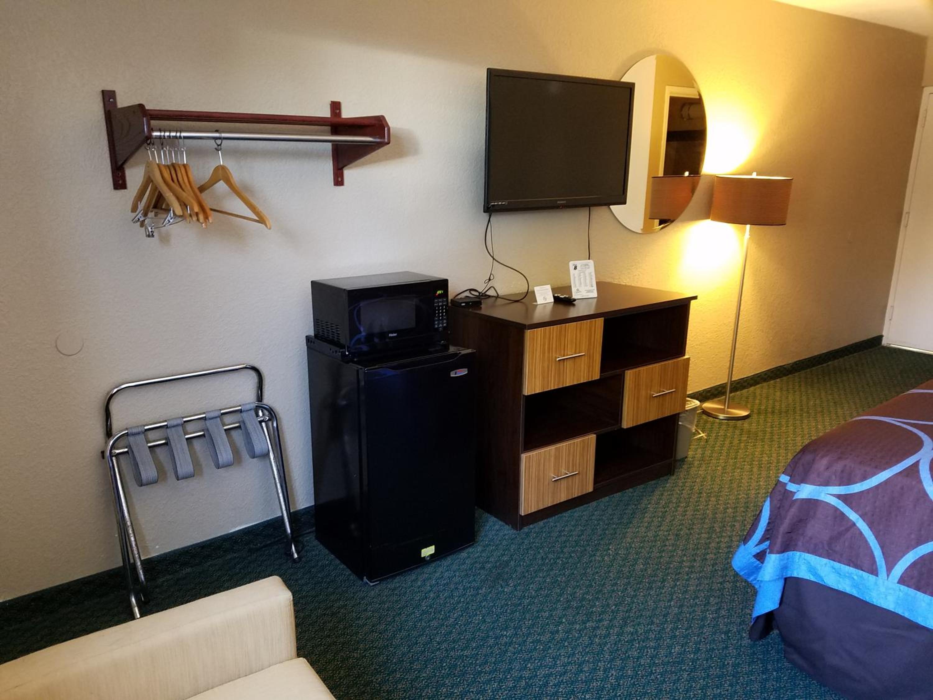 Deluxe Double Room with Two Double Beds - Non-Smoking - Photo 2